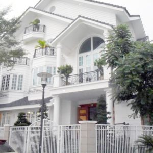 Biệt thự mặt tiền đường ẤP CHIẾN LƯỢC. P Bình Hưng Hòa A Q Bình Tân - Biệt thự siêu đẹp hai mặt tiền, đường trước nhà 12m, phía sau 4m tương lai 3 mặt tiền - Diện tích công nhận 230m2, 8.2 x 28 DTSD 122m2, diện tích sàn 400m2. Kết cấu 3 tầng, tháng máy nhập khẩu xịn xò, hồ bơi nước mặn , sân trước sân sau trồng cây. + Nhà xây thiết kế kiểu lâu đài kiến trúc hiện đại từ lề đường vào sân trước sau. + Cổng Nhôm đúc hiện đại, đóng mở tự động. + Trang thiết bị nội thất siêu xịn, sử dụng gỗ Đỏ Tấm cao cấp + Thang máy lên đến sân thượng; máy lạnh trung tâm công nghiệp toàn bộ nhà kể cả trệt và wc + Hệ thống Điện năng lượng mặt trời 9kw, Hồ bơi nước mặn không dùng clo với hệ thống masage hiện đại, sử dụng robot vệ sinh tự động; sân trước sau trồng cây ăn trái; cửa cổng chính, cổng phụ, lan can, cầu thang dùng nhôm đúc cao cấp; toàn bộ nhà lát đá Cẩm thạch nhập khẩu; toàn bộ cửa, tủ, kệ, bếp, bàn, ghế, khung tranh... dùng gỗ đỏ nhập khẩu. Đặt biệt bộ bàn chính nguyên khối gỗ đỏ dày 22cm, rộng 1,25m, dài 3,2m tuyệt đẹp + bộ bàn đá cẩm thạch uống trà nguyên khối màu xanh ngọc tuyệt đẹp. + Cửa chính và cửa phụ sử dụng remote để vận hành rất thuận tiện và an toàn. Có 4 phòng ngủ rộng lớn (mỗi tầng 2 phòng ngủ) trang bị đầy đủ giường tủ kệ, wc riêng. Có 6wc thông minh, cao cấp. + Dàn âm thanh thiết kế riêng dành cho phòng trà hiện đại; 2 bức tranh mạ vàng quý hiếm... nhà mới hoàn công tháng 2/2021. Tặng lại cho khách mua toàn bộ nội thất xịn xò giá trị nhiều tỷ đồng.. + Giá chính chủ chào 32 tỷ, thương lượng với người mua thiện chí Mua bán nhà chính chủ Bình Tân. Liên hệ ngay để được hỗ trợ tư vấn, xem nhà 24/24 miễn phí. Cam kết đàm phán giao dịch chính chủ, hỗ trợ giá tốt nhất (Miễn trung gian) @STBT-163 - NHADATST - NHÀ THẬT GIÁ THẬT - TÌM VỚI ST, MUA NHÀ THẬT DỄ