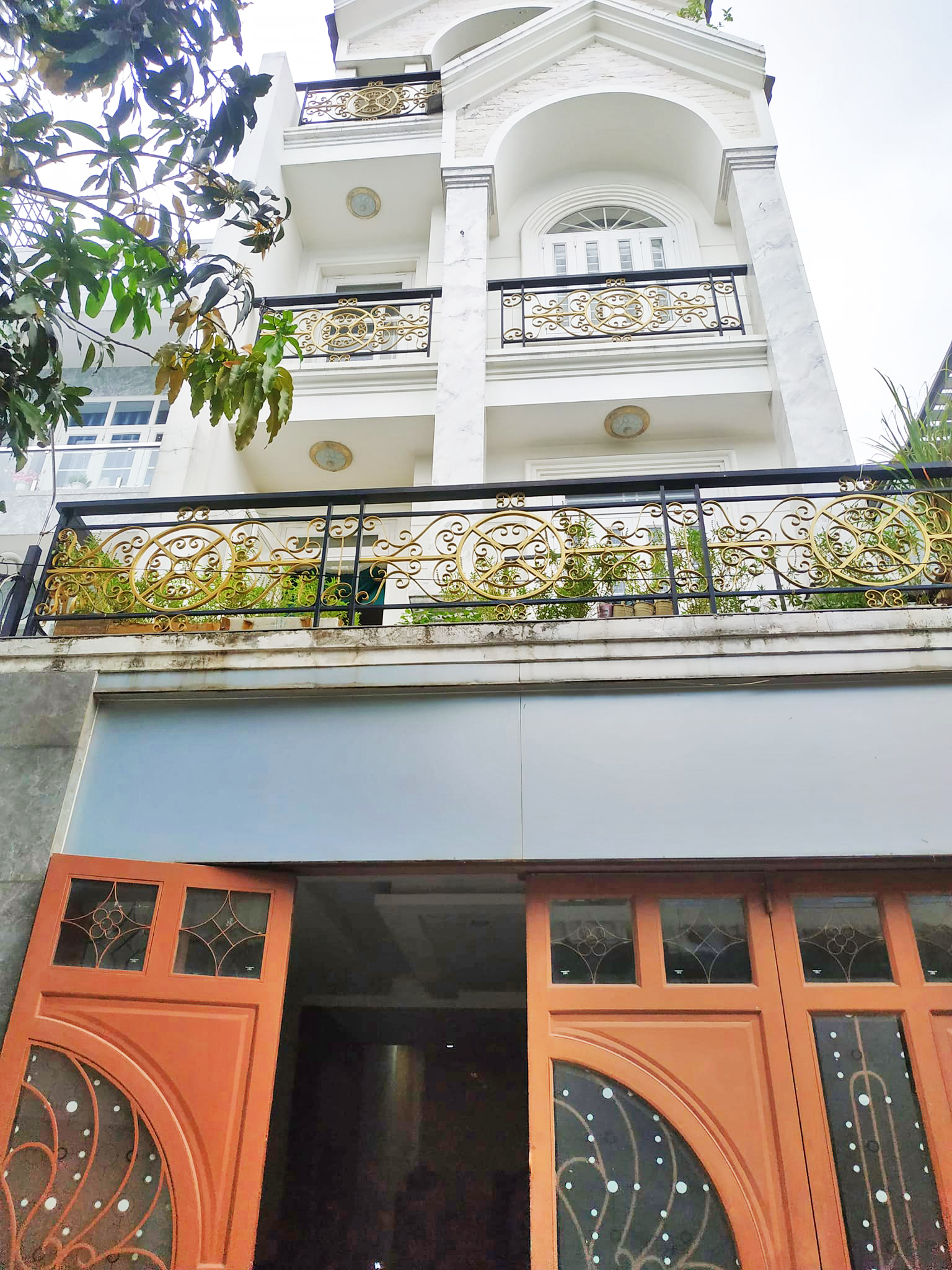 Mặt tiền ngay Aeon Bình Tân 140m2 biệt thự 4 tầng 7x20 6PN an ninh dân trí cao giá 16.5 tỷ TL MẶT TIỀN NỘI BỘ CẠNH AEON MALL TÊN LỬA - BIỆT PHỦ 4 TẦNG SANG TRỌNG - VIEW CÔNG VIÊN - NGANG BỀ THẾ - ĐA CÔNG NĂNG. Biệt thự mặt tiền Đường số 5, phường Bình Trị Đông B, Quận Bình Tân * Mô tả : + Diện tích: 140m2, 7m × 20m. + Mặt tiền đường 12m có lề sầm uất. + Kết cấu: Biệt phủ 4 tầng thiết kế sang chảnh với Không gian sống thiên nhiên chan hòa, nội thất nhập khẩu xịn sò. Gồm 6PN vệ sinh khép kín với 3PN master. Phòng khách và bếp rộng rãi, đủ sức chứa tiệc 50 người. + Vị trí: Cạnh Aeon Mall Tên Lửa - hệ thống Bệnh viện Quốc tế, Gia An... + Công năng: Ở Gia đình đa thế hệ, Spa, Phòng Mạch, Văn phòng Công ty, chành xe... + Nhà hoàn công đầy đủ, pháp lý chuẩn, công chứng ngay. + Giá chính chủ 16.5 tỷ, thương lượng với người mua thiện chí Mua bán nhà chính chủ Bình Tân. Liên hệ ngay để được hỗ trợ tư vấn, xem nhà 24/24 miễn phí. Cam kết đàm phán giao dịch chính chủ, hỗ trợ giá tốt nhất (Miễn trung gian) @STBT-167 - NHADATST - NHÀ THẬT GIÁ THẬT - TÌM VỚI ST, MUA NHÀ THẬT DỄ