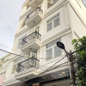 MẶT TIỀN KINH DƯƠNG VƯƠNG - NGANG 9.5M - LỀ ĐƯỜNG 5M SỔ HỒNG 272M2 - HOÀN CÔNG ĐỦ 5 TẦNG - XH 5 CHIẾC NGỦ TRONG NHÀ – CÓ THANG MÁY - TIỆN MỞ CÔNG TY, PHÒNG MẠCH NHA KHOA, THẨM MỸ.. Nhà mặt tiền đường Kinh Dương Vương Phường An Lạc Quận Bình Tân + Thông số: 272m2, 5 tầng, 9.5m x 29m + Mặt tiền kinh doanh, mở công ty, thẩm mỹ viện, nha khoa, ngân hàng…, đa ngành nghề + Kết cấu: Nhà đúc BTCT 5 tầng, móng băng chống động đất, mái BTCT, 1 trệt, 3 lầu, 2 sân thượng +Tầng trệt: Không gian suốt làm sảnh, khu vực đổ xe hơi + Tầng 2: sảnh lớn tiếp khách, nhìn thông xuống tầng trệt + Tầng 3 & 4: 6 phòng ngủ, sảnh bếp rộng 50m2 + Tầng 5: Phòng thờ + sân thượng trước sau + Công năng: Sân để 5 XH, thang máy, phòng khách, 6 phòng ngủ, phòng bếp, 7 toilet, sân thượng trước sau + Sổ Hồng, Pháp lý sạch, Sổ ngân hàng đã thẩm định và kiểm tra pháp lý + Giá chính chủ chào 48 tỷ, thương lượng với người mua thiện chí Mua bán nhà chính chủ Bình Tân. Liên hệ ngay để được hỗ trợ tư vấn, xem nhà 24/24 miễn phí. Cam kết đàm phán giao dịch chính chủ, hỗ trợ giá tốt nhất (Miễn trung gian) @STBT-164 - NHADATST - NHÀ THẬT GIÁ THẬT - TÌM VỚI ST, MUA NHÀ THẬT DỄ