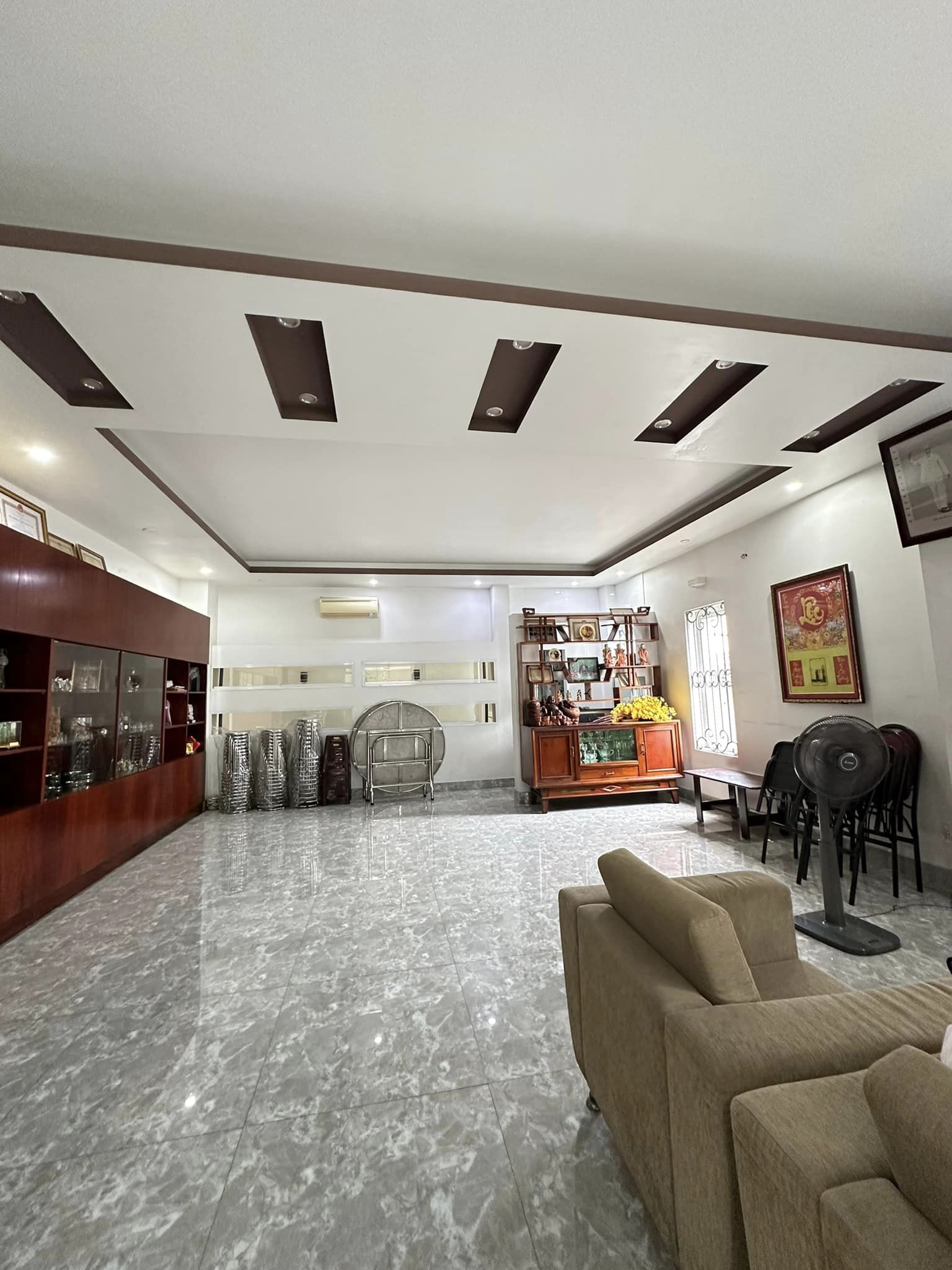 Nhà mặt tiền Kinh Dương Vương Bình Tân 272m2 9.5x29, 5 tầng thang máy, kd đỉnh, 48 tỷ TL MẶT TIỀN KINH DƯƠNG VƯƠNG - NGANG 9.5M - LỀ ĐƯỜNG 5M SỔ HỒNG 272M2 - HOÀN CÔNG ĐỦ 5 TẦNG - XH 5 CHIẾC NGỦ TRONG NHÀ – CÓ THANG MÁY - TIỆN MỞ CÔNG TY, PHÒNG MẠCH NHA KHOA, THẨM MỸ.. Nhà mặt tiền đường Kinh Dương Vương Phường An Lạc Quận Bình Tân + Thông số: 272m2, 5 tầng, 9.5m x 29m + Mặt tiền kinh doanh, mở công ty, thẩm mỹ viện, nha khoa, ngân hàng…, đa ngành nghề + Kết cấu: Nhà đúc BTCT 5 tầng, móng băng chống động đất, mái BTCT, 1 trệt, 3 lầu, 2 sân thượng +Tầng trệt: Không gian suốt làm sảnh, khu vực đổ xe hơi + Tầng 2: sảnh lớn tiếp khách, nhìn thông xuống tầng trệt + Tầng 3 & 4: 6 phòng ngủ, sảnh bếp rộng 50m2 + Tầng 5: Phòng thờ + sân thượng trước sau + Công năng: Sân để 5 XH, thang máy, phòng khách, 6 phòng ngủ, phòng bếp, 7 toilet, sân thượng trước sau + Sổ Hồng, Pháp lý sạch, Sổ ngân hàng đã thẩm định và kiểm tra pháp lý + Giá chính chủ chào 48 tỷ, thương lượng với người mua thiện chí Mua bán nhà chính chủ Bình Tân. Liên hệ ngay để được hỗ trợ tư vấn, xem nhà 24/24 miễn phí. Cam kết đàm phán giao dịch chính chủ, hỗ trợ giá tốt nhất (Miễn trung gian) @STBT-164 - NHADATST - NHÀ THẬT GIÁ THẬT - TÌM VỚI ST, MUA NHÀ THẬT DỄ