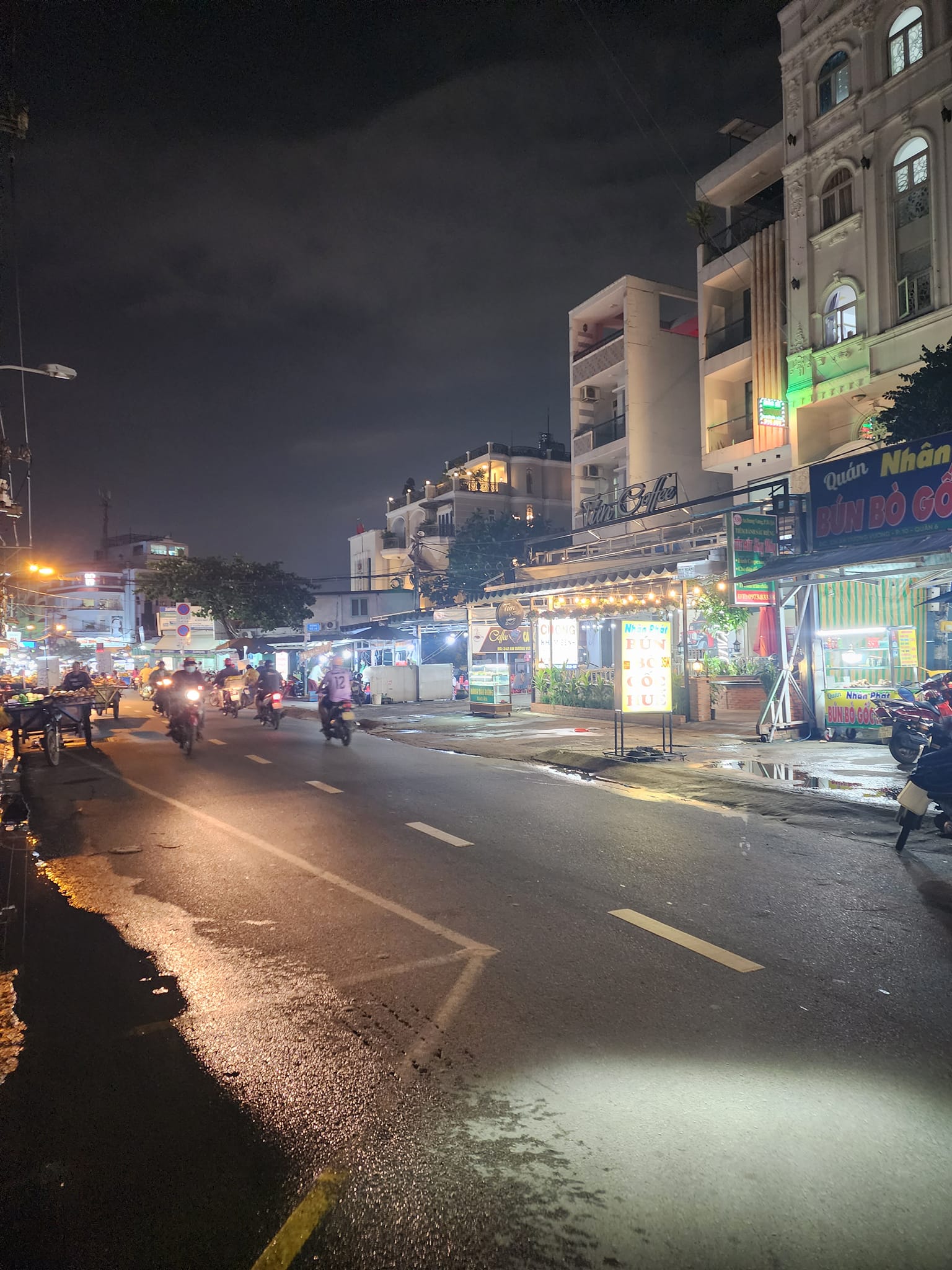 1050m2 Mặt tiền An Dương Vương Bình Tân 20x52 bề thế vừa ở và kinh doanh, giá 121 tỷ TL MẶT TIỀN KINH DOANH 20M - 1050M2 TRUNG TÂM AN LẠC BÌNH TÂN - 121 TỶ TL TỐT Mặt tiền Đường An Dương Vương An Lạc Bình Tân - Thông số: 1050M2, 2 tầng, 20 x 52 - Vị trí kinh doanh sầm uất - Nhà gần vòng xong Phú Lâm - Nhà gần Kinh Dương Vương, An Dương Vương - Mặt Tiền giá nhỉnh 100 triệu/m2 - Thổ cư 100% - Sổ công nhận đủ diện tích - Nhà 1 trệt 1 lầu + Giá chính chủ 121 tỷ, thương lượng với người mua thiện chí Mua bán nhà chính chủ Bình Tân. Liên hệ ngay để được hỗ trợ tư vấn, xem nhà 24/24 miễn phí. Cam kết đàm phán giao dịch chính chủ, hỗ trợ giá tốt nhất (Miễn trung gian) @STBT-166 - NHADATST - NHÀ THẬT GIÁ THẬT - TÌM VỚI ST, MUA NHÀ THẬT DỄ