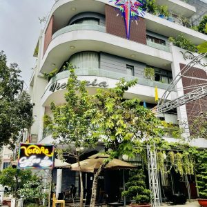 TÒA NHÀ TRUNG TÂM THƯƠNG MẠI LÔ GÓC LÊ CƠ - VỊ TRÍ TIỀM NĂNG TƯƠNG LAI - 6 TẦNG VUÔNG VỨC KHÔNG LỘ GIỚI - MTKD 30M Tòa nhà mặt tiền đường Lê Cơ, Phường An Lạc, Quận Bình Tân Mô tả : + Diện tích: 208m2, 10.5 × 20m + Mặt tiền kinh doanh 30m, lề 8m. + Kết cấu: Lô góc 6 tầng hoành tráng đồ sộ, thang máy nhập khẩu. Hệ thống điện nhẹ, PCCC hiện đại an toàn. - Trệt: suốt tiện bố trí theo công năng. - Lửng: Hệ thống Bar - Bida - Cafe đủ chỗ 50 người, có thể bố trí lại theo công năng mới. - Tầng 1: Phòng ngủ Master, PN Phụ, Bếp như nhà hàng. - Tầng 2: Phòng Master, 3PN Phụ. - Tầng 3: Phòng Master suốt, tiện bố trí theo công năng. - Sân thượng: Sân chơi xanh mát kèm khu vực BBQ tại gia hoành tráng. + Vị trí: Ngay giao lộ Lê Cơ Võ Văn Kiệt Hồ Ngoc Lãm, Khu Dân cư Nam Hùng Vương, gần Tên Lửa Aeon Mall Bình Tân, kết nối khu Tây + Công năng: Gia đình đa thế hệ, Công ty lớn, Thẫm mỹ viện, Nhà hàng, Trường học, Gara Xe, Chành xe, Bệnh viện, Nhà máy, CHDV, Xưởng..... - Sổ vuông vức, pháp lí chuẩn, nhà đã hoàn công đầy đủ, không quy hoạch, không lộ giới + Giá chính chủ 29 tỷ, thương lượng với người mua thiện chí Mua bán nhà chính chủ Bình Tân. Liên hệ ngay để được hỗ trợ tư vấn, xem nhà 24/24 miễn phí. Cam kết đàm phán giao dịch chính chủ, hỗ trợ giá tốt nhất (Miễn trung gian) @STBT-170 - NHADATST - NHÀ THẬT GIÁ THẬT - TÌM VỚI ST, MUA NHÀ THẬT DỄ