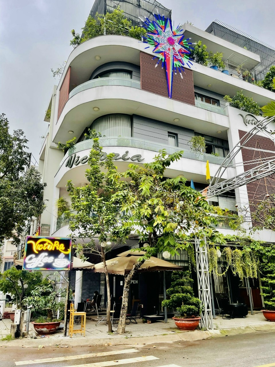 1-120_7ec1ac4f42c2b03a973f6606d56107d6 TÒA NHÀ TRUNG TÂM THƯƠNG MẠI LÔ GÓC LÊ CƠ - VỊ TRÍ TIỀM NĂNG TƯƠNG LAI - 6 TẦNG VUÔNG VỨC KHÔNG LỘ GIỚI - MTKD 30M Tòa nhà mặt tiền đường Lê Cơ, Phường An Lạc, Quận Bình Tân Mô tả : + Diện tích: 208m2, 10.5 × 20m + Mặt tiền kinh doanh 30m, lề 8m. + Kết cấu: Lô góc 6 tầng hoành tráng đồ sộ, thang máy nhập khẩu. Hệ thống điện nhẹ, PCCC hiện đại an toàn. - Trệt: suốt tiện bố trí theo công năng. - Lửng: Hệ thống Bar - Bida - Cafe đủ chỗ 50 người, có thể bố trí lại theo công năng mới. - Tầng 1: Phòng ngủ Master, PN Phụ, Bếp như nhà hàng. - Tầng 2: Phòng Master, 3PN Phụ. - Tầng 3: Phòng Master suốt, tiện bố trí theo công năng. - Sân thượng: Sân chơi xanh mát kèm khu vực BBQ tại gia hoành tráng. + Vị trí: Ngay giao lộ Lê Cơ Võ Văn Kiệt Hồ Ngoc Lãm, Khu Dân cư Nam Hùng Vương, gần Tên Lửa Aeon Mall Bình Tân, kết nối khu Tây + Công năng: Gia đình đa thế hệ, Công ty lớn, Thẫm mỹ viện, Nhà hàng, Trường học, Gara Xe, Chành xe, Bệnh viện, Nhà máy, CHDV, Xưởng..... - Sổ vuông vức, pháp lí chuẩn, nhà đã hoàn công đầy đủ, không quy hoạch, không lộ giới + Giá chính chủ 29 tỷ, thương lượng với người mua thiện chí Mua bán nhà chính chủ Bình Tân. Liên hệ ngay để được hỗ trợ tư vấn, xem nhà 24/24 miễn phí. Cam kết đàm phán giao dịch chính chủ, hỗ trợ giá tốt nhất (Miễn trung gian) @STBT-170 - NHADATST - NHÀ THẬT GIÁ THẬT - TÌM VỚI ST, MUA NHÀ THẬT DỄ