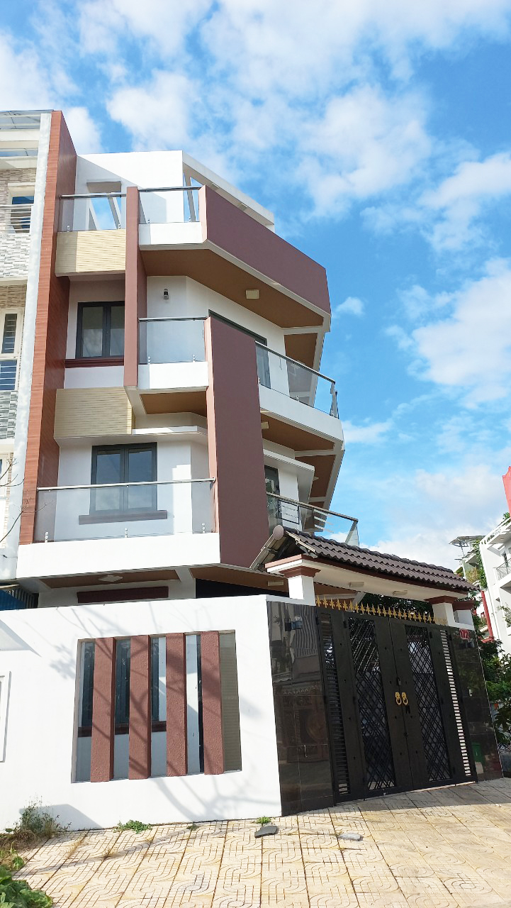 Mặt tiền lô góc Bình Tân giáp Q6, 128m2 ngang 8 SHR HC đủ, ở vừa kinh doanh nhỉnh 10 tỷ TL LÔ GÓC 2 MẶT TIỀN BÌNH TÂN - 3 TẦNG BTCT - 128M2 - SỔ VUÔNG ĐÃ HOÀN CÔNG - NHỈNH 10 TỶ TL Mặt tiền Đường số 10, Phường, An Lạc, Bình Tân + Thông số: 128m2, 3 tầng, 8m x 16m + Kết cấu 1 trệt 2 lầu gồm 5PN, 3WC. + Lô góc 2 mặt tiền thoáng mát, 5p tới Bến xe Miền Tây, AOEN Bình Tân, UBND Quận + Dễ dàng kết nối các trục đường chính Võ Văn Kiệt, Kinh Dương Vương tiện di chuyển Q1, Q5, Q6, Q8... + Tiện ích xung quanh đầy đủ, bệnh viện, trường học, chợ, siêu thị,…. + Phù hợp vừa ở vừa kinh doanh mọi ngành nghề. + Sổ hồng vuông vức, hoàn công đầy đủ, pháp lý chuẩn, công chứng trong ngày. + Giá chính chủ 10.5 tỷ, thương lượng với người mua thiện chí Mua bán nhà chính chủ Bình Tân. Liên hệ ngay để được hỗ trợ tư vấn, xem nhà 24/24 miễn phí. Cam kết đàm phán giao dịch chính chủ, hỗ trợ giá tốt nhất (Miễn trung gian) @STBT-172 - NHADATST - NHÀ THẬT GIÁ THẬT - TÌM VỚI ST, MUA NHÀ THẬT DỄ