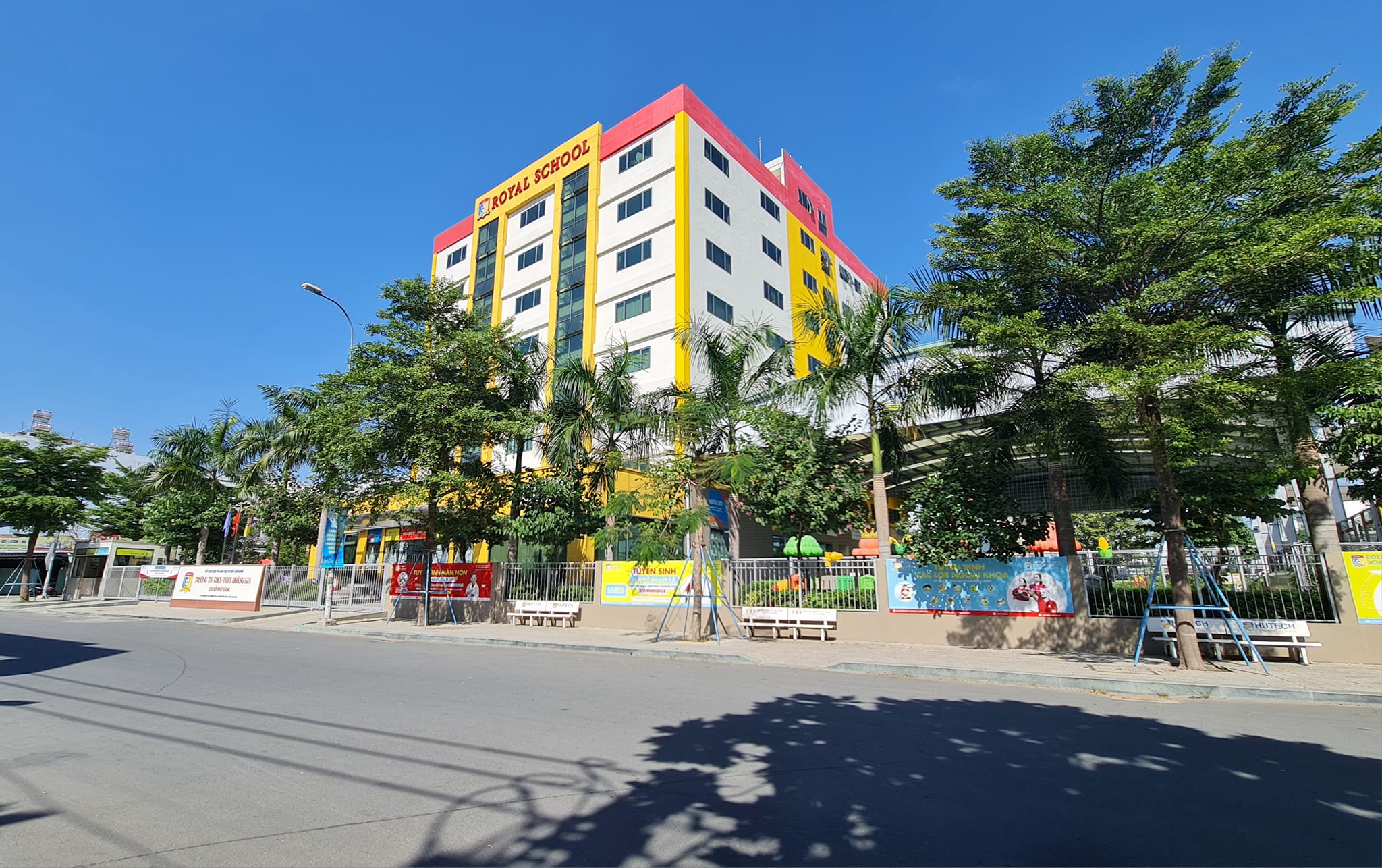 Nhà Mặt tiền An Lạc Bình Tân 90,2m2 4.5x20 4PN SHR hoàn công đủ ko vay, ở ngay, 7.95 tỷ TL MẶT TIỀN ĐƯỜNG KDC NAM HÙNG VƯƠNG - NHÀ 3 TẦNG 4.5×20M - GIÁ ĐẦU TƯ Bán nhà mặt tiền Đường 2C KDC Nam Hùng Vương tỷ, Phường An Lạc, Quận Bình Tân Mô tả : + Diện tích: 90M2, 3 tầng, 4.5m × 20m. + Mặt tiền đường số 2C KDC Nam Hùng Vương. Lòng đưuòng nhựa 8m lề 3m. + Kết cấu: Nhà 3 tầng hoàn công đúng, gồm 3PN thoáng mát sạch sẽ. Có thể thêm PN nếu cần, Phòng khách lớn bếp rộng thoáng. + Vị trí: Mặt tiền đường 2C Nam Hùng Vương, Ngay khu hành chính An Lạc UB phường, Trạm y tế, cạnh Lê Cơ, Kinh Dương Vương, Võ Văn Kiệt. Gần Khu Aeon mall Tên Lửa và Bến xe Miền Tây, tiện di chuyển về Q1 Q3 Q5.. + Công năng: Gia đình ở, kinh doanh Spa, Phòng Khám, VP công ty, trung tâm giáo dục... + Sổ hồng cất Két, hoàn công đủ, công chứng ngay. + Giá chính chủ 7.95 tỷ, thương lượng với người mua thiện chí Mua bán nhà chính chủ Bình Tân. Liên hệ ngay để được hỗ trợ tư vấn, xem nhà 24/24 miễn phí. Cam kết đàm phán giao dịch chính chủ, hỗ trợ giá tốt nhất (Miễn trung gian) @STBT-180 - NHADATST - NHÀ THẬT GIÁ THẬT - TÌM VỚI ST, MUA NHÀ THẬT DỄ