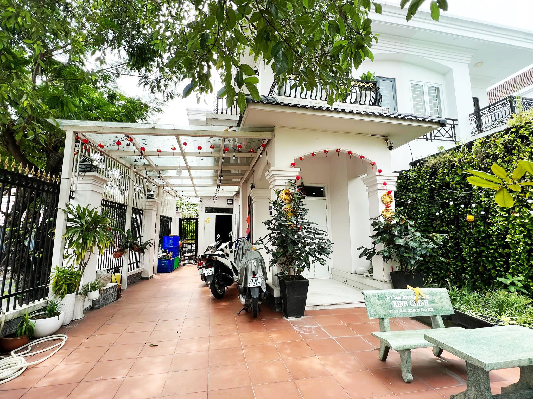 Nhà MTKD giáp Tên Lửa Bình Tân 180m2 ngang 7.3m đắc địa chưa qua đầu tư, chỉ 11.8 tỷ TL MẶT TIỀN NGANG KHỦNG - VỊ TRÍ ĐẮC ĐỊA - CHÍNH CHỦ LÂU NĂM - NHỈNH 60TR/M2 Mặt tiền Trương Phước Phan Bình Trị Đông Bình Tân + Thông số: 180m2, 2 tầng, 7.3m x 26m + Nhà xây kiểu biệt thự có 4PN 2WC, có 1PN dưới trệt. + Mặt tiền đường ngay Tỉnh Lộ 10 sát khu Tên Lửa kinh doanh sầm uất, lề đường 3m tha hồ. + Đất ở dân cư hiện hữu, hàng xóm cao tầng thân thiện, dân trí cao, tiện ích đầy đủ. + Mặt tiền đường mà giá rẻ hơn hẻm xe hơi + Sổ hồng riêng ngang khủng, pháp lý chuẩn, hoàn công đầy đủ, công chứng trong ngày. + Giá chính chủ 11.8 tỷ, thương lượng với người mua thiện chí Mua bán nhà chính chủ Bình Tân. Liên hệ ngay để được hỗ trợ tư vấn, xem nhà 24/24 miễn phí. Cam kết đàm phán giao dịch chính chủ, hỗ trợ giá tốt nhất (Miễn trung gian) @STBT-188 - NHADATST - NHÀ THẬT GIÁ THẬT - TÌM VỚI ST, MUA NHÀ THẬT DỄ