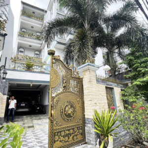 BIỆT THỰ KHU TÊN LỬA - 2 MẶT TRƯỚC SAU HẺM Ô TÔ THÔNG - NỘI THẤT XỊN SÒ - 250M2 - 7.6x33 - 4 TẦNG HOÀN CÔNG ĐỦ - NHÀ ĐẸP Ở NGAY ĐÓN TẾT Biệt thự Đường Khiếu Năng Tĩnh Phường An Lạc A Bình Tân + Biệt thự VIP, chính chủ thuê kiến trúc sư thiết kế và tự xây dựng để ở nên tỉ mỉ, chỉnh chu từng chi tiết. + Diện tích hiếm: 250m2, 4 tầng, 7.6m x 33m, 2 MẶT HẺM TRƯỚC SAU + Thiết kế: Phòng khách, phòng bếp rộng, tổng 5 phòng với 4 phòng ngủ và 1 phòng thờ, ban công, 2 giếng trời, sân trước sau trồng hoa, cây cảnh, có sân đậu XE HƠI 7 CHỖ riêng. + Mặt sau có 4 Phòng trọ cho thuê 11 TRIỆU/ THáng. + Vị trí víp Khu Tên Lửa, Gần đường số 7, Tiện ích không thiếu thứ gì. + Pháp lý chuẩn, Sổ vuông vức, Hoàn công đầy đủ. + Giá chính chủ 22.5 tỷ, thương lượng với người mua thiện chí Mua bán nhà chính chủ Bình Tân. Liên hệ ngay để được hỗ trợ tư vấn, xem nhà 24/24 miễn phí. Cam kết đàm phán giao dịch chính chủ, hỗ trợ giá tốt nhất (Miễn trung gian) @STBT-187 - NHADATST - NHÀ THẬT GIÁ THẬT - TÌM VỚI ST, MUA NHÀ THẬT DỄ