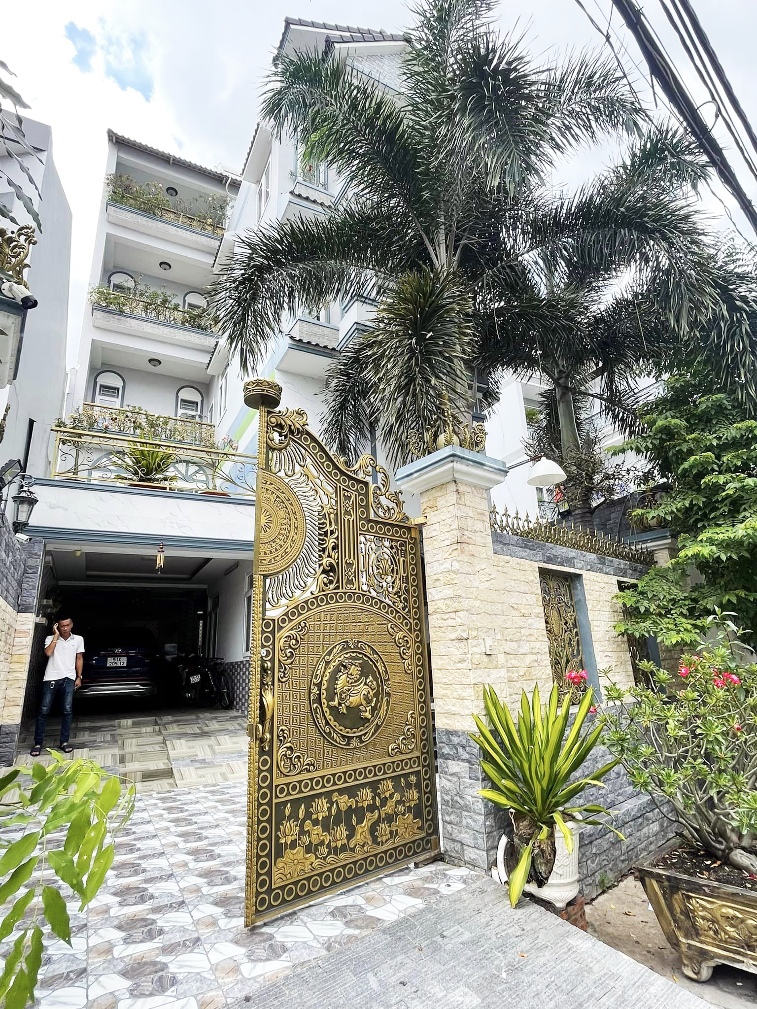 Biệt thự khu Tên Lửa 250m2 7.6x33, 2 mặt HXH thông SHR HC đủ, đẹp ở ngay, nhỉnh 22 tỷ TL BIỆT THỰ KHU TÊN LỬA - 2 MẶT TRƯỚC SAU HẺM Ô TÔ THÔNG - NỘI THẤT XỊN SÒ - 250M2 - 7.6x33 - 4 TẦNG HOÀN CÔNG ĐỦ - NHÀ ĐẸP Ở NGAY ĐÓN TẾT Biệt thự Đường Khiếu Năng Tĩnh Phường An Lạc A Bình Tân + Biệt thự VIP, chính chủ thuê kiến trúc sư thiết kế và tự xây dựng để ở nên tỉ mỉ, chỉnh chu từng chi tiết. + Diện tích hiếm: 250m2, 4 tầng, 7.6m x 33m, 2 MẶT HẺM TRƯỚC SAU + Thiết kế: Phòng khách, phòng bếp rộng, tổng 5 phòng với 4 phòng ngủ và 1 phòng thờ, ban công, 2 giếng trời, sân trước sau trồng hoa, cây cảnh, có sân đậu XE HƠI 7 CHỖ riêng. + Mặt sau có 4 Phòng trọ cho thuê 11 TRIỆU/ THáng. + Vị trí víp Khu Tên Lửa, Gần đường số 7, Tiện ích không thiếu thứ gì. + Pháp lý chuẩn, Sổ vuông vức, Hoàn công đầy đủ. + Giá chính chủ 22.5 tỷ, thương lượng với người mua thiện chí Mua bán nhà chính chủ Bình Tân. Liên hệ ngay để được hỗ trợ tư vấn, xem nhà 24/24 miễn phí. Cam kết đàm phán giao dịch chính chủ, hỗ trợ giá tốt nhất (Miễn trung gian) @STBT-187 - NHADATST - NHÀ THẬT GIÁ THẬT - TÌM VỚI ST, MUA NHÀ THẬT DỄ