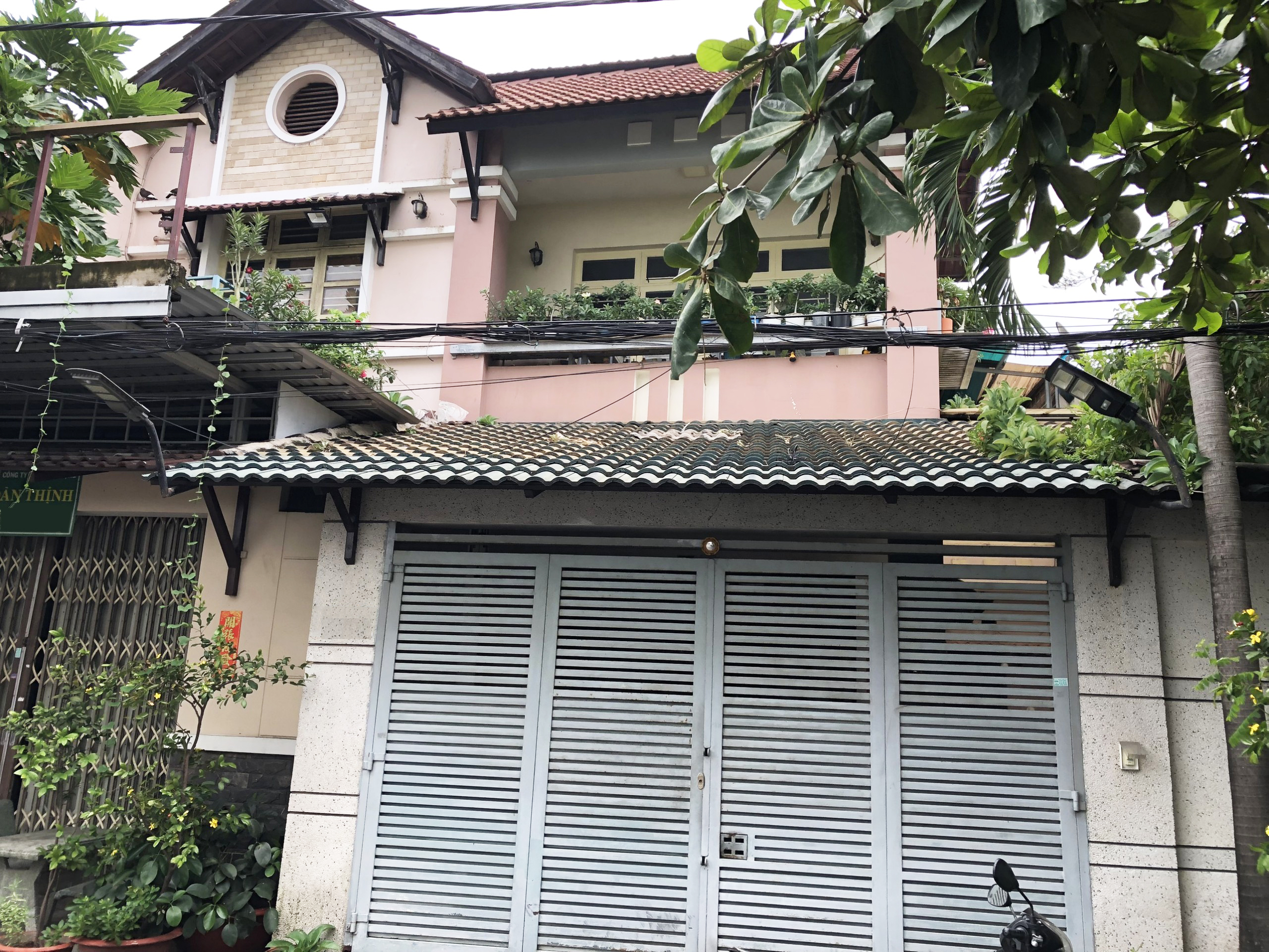 Nhà HXH Tân Hòa Đông giáp Q6 95m2 ngang 6.1 nở hậu, an ninh dân trí, ở ngay, nhỉnh 7 tỷ TL BÌNH TÂN - HẺM XE TẢI - 95M2 - NGANG 6M - 2 TẦNG BTCT - GIÁ NHỈNH 7 TỶ TL Bán nhà đường Tân Hoà Đông, Phường Bình Trị Đông Quận Bình Tân Mô tả: + Thông số: 95m2, 2 tầng, 6.1 x 15, nở hậu 6.2m + Vị trí cực kỳ đắc địa, ngay Công an Phường, cạnh trường Tiểu Học Bình Trị Đông, khu vực kinh doanh sầm uất, tiện ích đầy đủ, giáp Quận 6, Tân Phú, Quận 11. + Kết cấu: 2 tầng BTCT, đầy đủ công năng, 3 PN, 1 WC. + Đường trước nhà 7m xe oto tránh nhau vô tư, nhà phù hợp vừa ở vừa kinh doanh. + Khu vực có camera giám sát, cực kỳ an ninh, hàng xóm thân thiện. + Pháp lý chuẩn, sổ đẹp, hoàn công đầy đủ. + Giá chính chủ 7.3 tỷ, thương lượng với người mua thiện chí Mua bán nhà chính chủ Bình Tân. Liên hệ ngay để được hỗ trợ tư vấn, xem nhà 24/24 miễn phí. Cam kết đàm phán giao dịch chính chủ, hỗ trợ giá tốt nhất (Miễn trung gian) @STBT-185 - NHADATST - NHÀ THẬT GIÁ THẬT - TÌM VỚI ST, MUA NHÀ THẬT DỄ