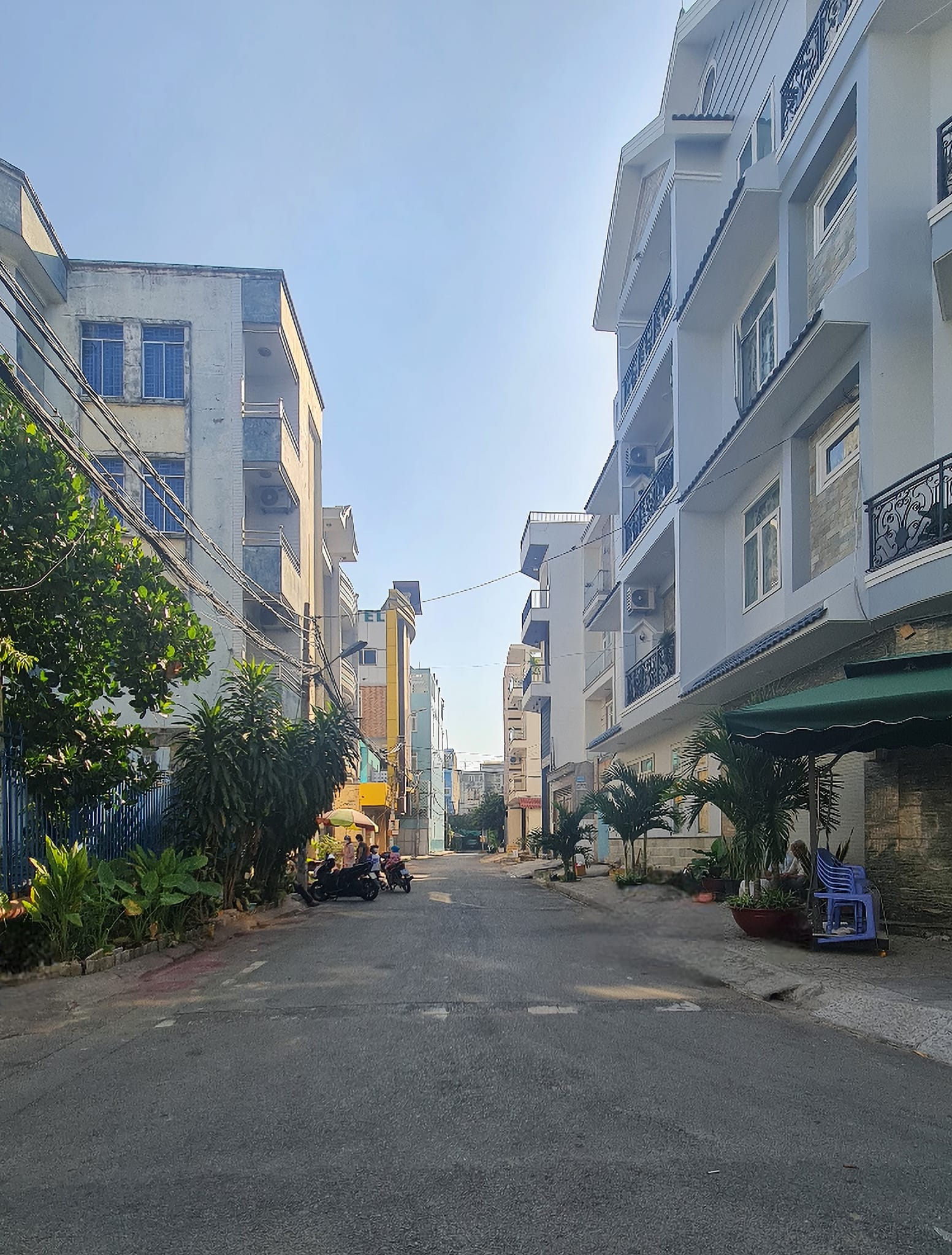 Mặt tiền khu Tên Lửa Bình Tân 96m2 4.2x23 5PN, SHR Hoàn công ở vừa kinh doanh, 8.3 tỷ TL MẶT TIỀN ĐƯỜNG KHU TÊN LỬA AEON MALL BÌNH TÂN 4 TẦNG 4×23M - Ở VÀ KINH DOANH ĐA NGÀNH - GẤP BÁN. Nhà mặt tiền Đường số 38, Phường Bình Trị Đông B, Bình Tân Mô tả : - Diện tích: 4.2m x 23m, vuông vức - Kết cấu: Nhà 4 tầng Trệt 2 lầu và sân thượng với 5PN, có PN trệt. Đa công năng. Nhà đang cho thuê 14tr/tháng. - Đường nội bộ 12m có lề - Vị trí: Khu Phân lô Tên Lửa Aeon mall Bình Tân. - Phù hợp: Ở gia đình, văn phòng công ty, kinh doanh online và phụ kiện... - Sổ hồng cất két, hoàn công đầy đủ, sẵn sàng công chứng. + Giá chính chủ 8.3 tỷ, rẻ nhất thị trường, thương lượng với người mua thiện chí Mua bán nhà chính chủ Bình Tân. Liên hệ ngay để được hỗ trợ tư vấn, xem nhà 24/24 miễn phí. Cam kết đàm phán giao dịch chính chủ, hỗ trợ giá tốt nhất (Miễn trung gian) @STBT-189 - NHADATST - NHÀ THẬT GIÁ THẬT - TÌM VỚI ST, MUA NHÀ THẬT DỄ