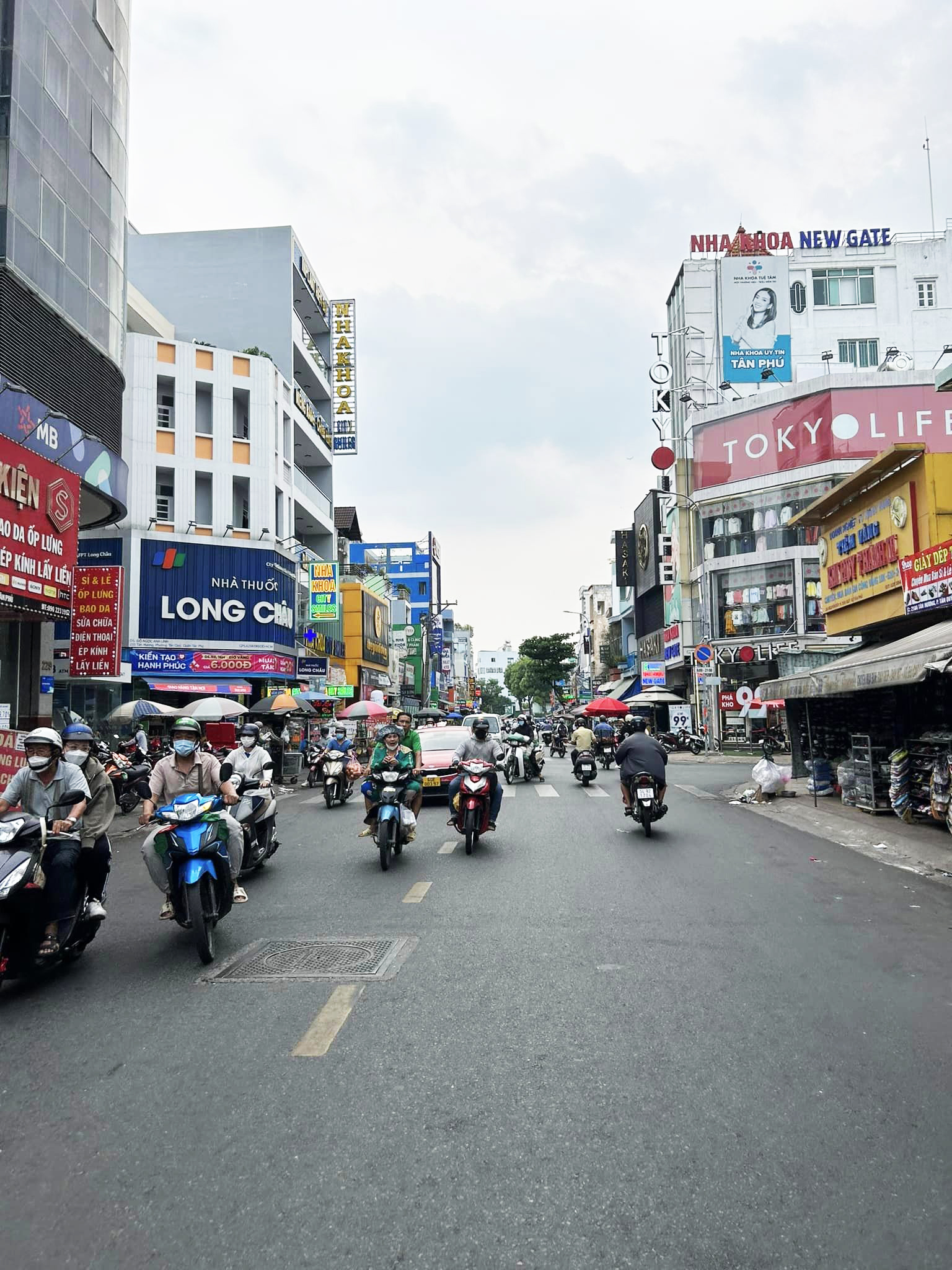 q-_2300540946795106_301972914493308821_n MẶT TIỀN NGANG KHỦNG - VỊ TRÍ ĐẮC ĐỊA - CHÍNH CHỦ LÂU NĂM - NHỈNH 60TR/M2 Mặt tiền Trương Phước Phan Bình Trị Đông Bình Tân + Thông số: 180m2, 2 tầng, 7.3m x 26m + Nhà xây kiểu biệt thự có 4PN 2WC, có 1PN dưới trệt. + Mặt tiền đường ngay Tỉnh Lộ 10 sát khu Tên Lửa kinh doanh sầm uất, lề đường 3m tha hồ. + Đất ở dân cư hiện hữu, hàng xóm cao tầng thân thiện, dân trí cao, tiện ích đầy đủ. + Mặt tiền đường mà giá rẻ hơn hẻm xe hơi + Sổ hồng riêng ngang khủng, pháp lý chuẩn, hoàn công đầy đủ, công chứng trong ngày. + Giá chính chủ 11.8 tỷ, thương lượng với người mua thiện chí Mua bán nhà chính chủ Bình Tân. Liên hệ ngay để được hỗ trợ tư vấn, xem nhà 24/24 miễn phí. Cam kết đàm phán giao dịch chính chủ, hỗ trợ giá tốt nhất (Miễn trung gian) @STBT-188 - NHADATST - NHÀ THẬT GIÁ THẬT - TÌM VỚI ST, MUA NHÀ THẬT DỄ