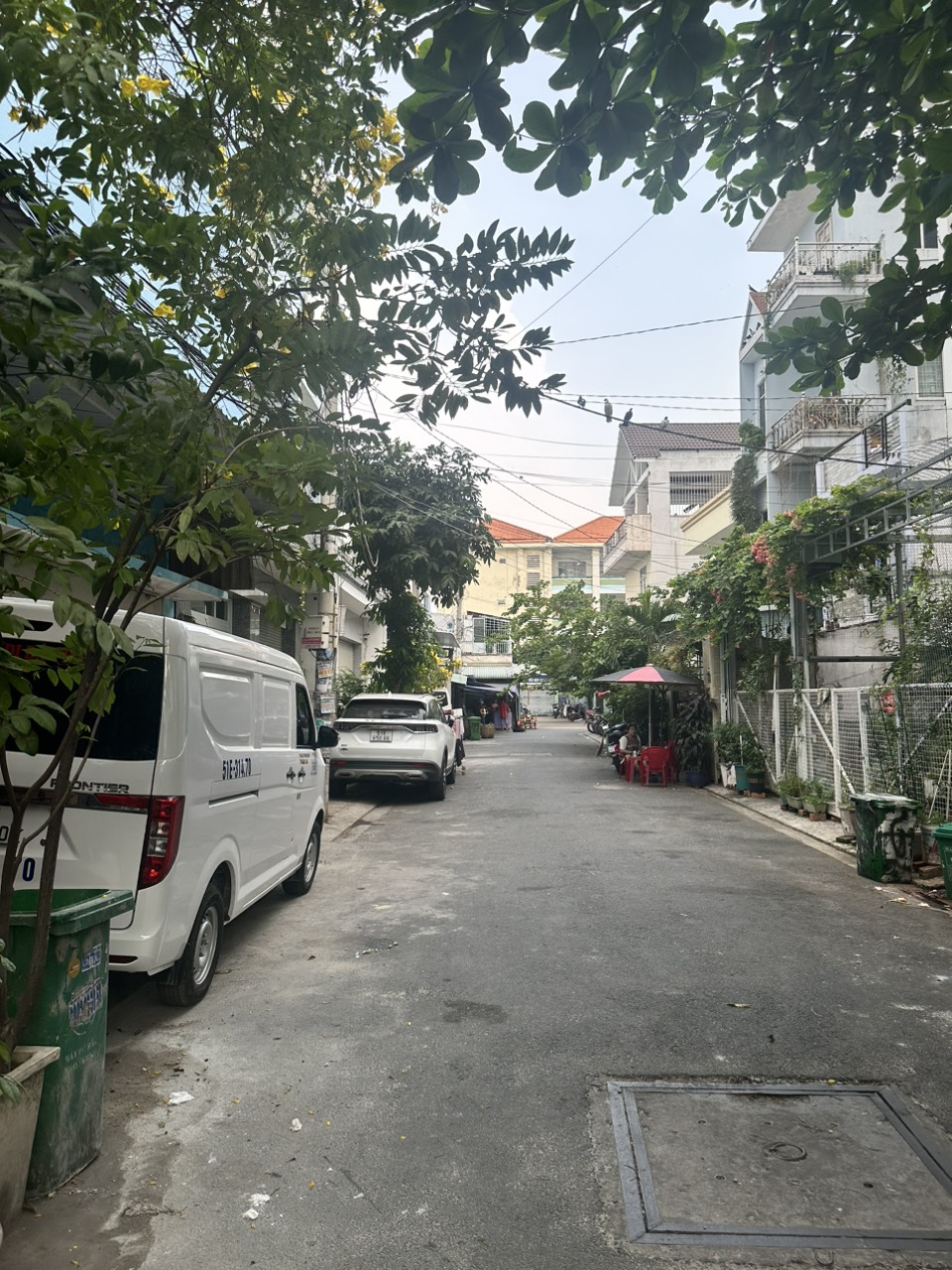 Nhà HXH Tân Hòa Đông giáp Q6 95m2 ngang 6.1 nở hậu, an ninh dân trí, ở ngay, nhỉnh 7 tỷ TL BÌNH TÂN - HẺM XE TẢI - 95M2 - NGANG 6M - 2 TẦNG BTCT - GIÁ NHỈNH 7 TỶ TL Bán nhà đường Tân Hoà Đông, Phường Bình Trị Đông Quận Bình Tân Mô tả: + Thông số: 95m2, 2 tầng, 6.1 x 15, nở hậu 6.2m + Vị trí cực kỳ đắc địa, ngay Công an Phường, cạnh trường Tiểu Học Bình Trị Đông, khu vực kinh doanh sầm uất, tiện ích đầy đủ, giáp Quận 6, Tân Phú, Quận 11. + Kết cấu: 2 tầng BTCT, đầy đủ công năng, 3 PN, 1 WC. + Đường trước nhà 7m xe oto tránh nhau vô tư, nhà phù hợp vừa ở vừa kinh doanh. + Khu vực có camera giám sát, cực kỳ an ninh, hàng xóm thân thiện. + Pháp lý chuẩn, sổ đẹp, hoàn công đầy đủ. + Giá chính chủ 7.3 tỷ, thương lượng với người mua thiện chí Mua bán nhà chính chủ Bình Tân. Liên hệ ngay để được hỗ trợ tư vấn, xem nhà 24/24 miễn phí. Cam kết đàm phán giao dịch chính chủ, hỗ trợ giá tốt nhất (Miễn trung gian) @STBT-185 - NHADATST - NHÀ THẬT GIÁ THẬT - TÌM VỚI ST, MUA NHÀ THẬT DỄ