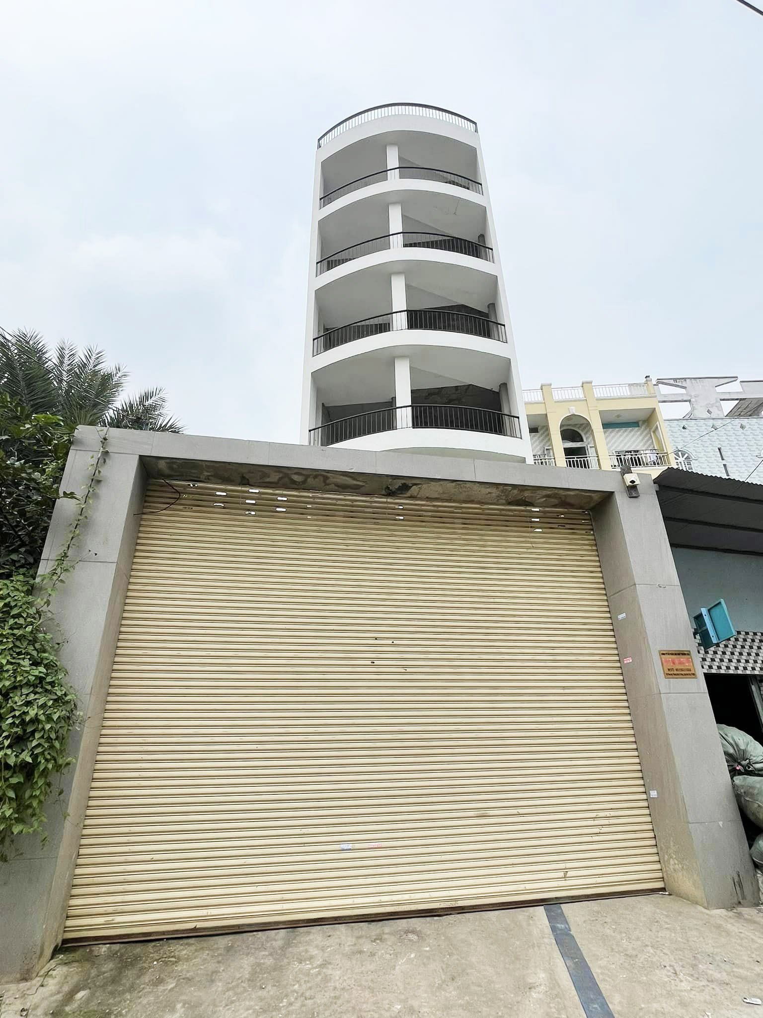 Tòa nhà MTKD Phan An 330m2 6.6x51 7 tầng bề thế tiện VP Showroom, Bệnh viện, giá 35 tỷ TL 7 TẦNG MẶT TIỀN BÌNH TÂN - TOÀ NHÀ VĂN PHÒNG - BTCT - NGANG GẦN 7M BỀ THẾ NHẤT KHU VỰC Mặt tiền đường Phan Anh, Bình Trị Đông Bình Tân Mô tả: - Thông số: 330m2, 7 tầng, 6.6m x 52m - Kết cấu: hầm - trệt - lửng - 4 Tầng - Sân thượng. Mỗi tầng đều có Wc - Có làm sẵn ô thang máy, xây BTCT chắc chắn, có sân sau để xe rộng thoáng - Mặt tiền đường 15m, khu vực sầm uất, kinh doanh tấp nập, - Giáp quận 6, Tân Phú, Ngã tư 4 xã, Đầm sen, - Khu vực đang rất nhộn nhịp với các dự án được phát triển: chung cư Nova, Lotus green, đường Tô Hiệu mở rộng, … - Ngân hàng định giá cho vay 36 tỷ - Bàn giao hiện trạng, chủ thiện chí bán + Sổ hông riêng. Pháp lý chuẩn, Công chứng ngay. + Giá chính chủ 35 tỷ, thương lượng với người mua thiện chí Mua bán nhà chính chủ Bình Tân. Liên hệ ngay để được hỗ trợ tư vấn, xem nhà 24/24 miễn phí. Cam kết đàm phán giao dịch chính chủ, hỗ trợ giá tốt nhất (Miễn trung gian) @STBT-192 - NHADATST - NHÀ THẬT GIÁ THẬT - TÌM VỚI ST, MUA NHÀ THẬT DỄ