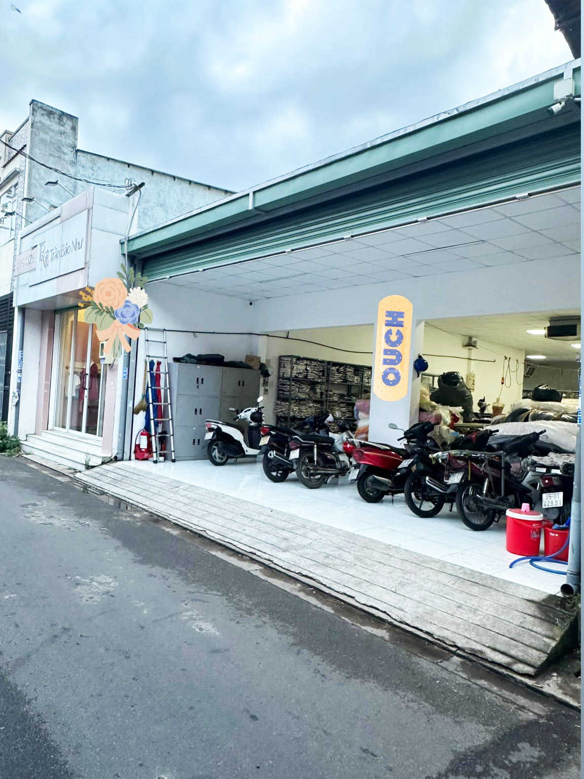 MT ngang khủng 12m HXH Bình Tân, tiện làm kho xưởng VP, biệt thự, CHDV, chỉ nhỉnh 11 tỷ TL HXH GẦN BỆNH VIỆN BÌNH TÂN- 230M2 FULL THỔ CƯ NGANG 12M- 5P QUA TÂN PHÚ- Q6 - TIỆN LÀM BIỆT THỰ- CĂN HỘ DỊCH VỤ VĂN, PHÒNG KHO XƯỞNG - CHỈ 11.5 TỶ TL Bán nhà HXH Hương Lộ 2. P Bình Trị Đông A, Q Bình Tân + Thông số: 230m2, nhà C4, 12m x 19m. + Khu vực an ninh, gần bênh Viện , chợ, xung quanh trường học các cấp ( Phù hợp làm biệt thự, Căn Hộ Dịch Vụ, Khách sạn, CTY, kho xưởng kết hợp văn phòng v.v … + Kết cấu: C4 ( 1 bên làm xưởng vải, 1 bên làm phòng studio, 1 làm việc nghỉ ngơi. ) + Sổ Hồng chính chủ, Hoàn công, công chứng trong ngày. + Giá chính chủ 11.5 tỷ, thương lượng với người mua thiện chí Mua bán nhà chính chủ Bình Tân. Liên hệ ngay để được hỗ trợ tư vấn, xem nhà 24/24 miễn phí. Cam kết đàm phán giao dịch chính chủ, hỗ trợ giá tốt nhất (Miễn trung gian) @STBT-193 - NHADATST - NHÀ THẬT GIÁ THẬT - TÌM VỚI ST, MUA NHÀ THẬT DỄ