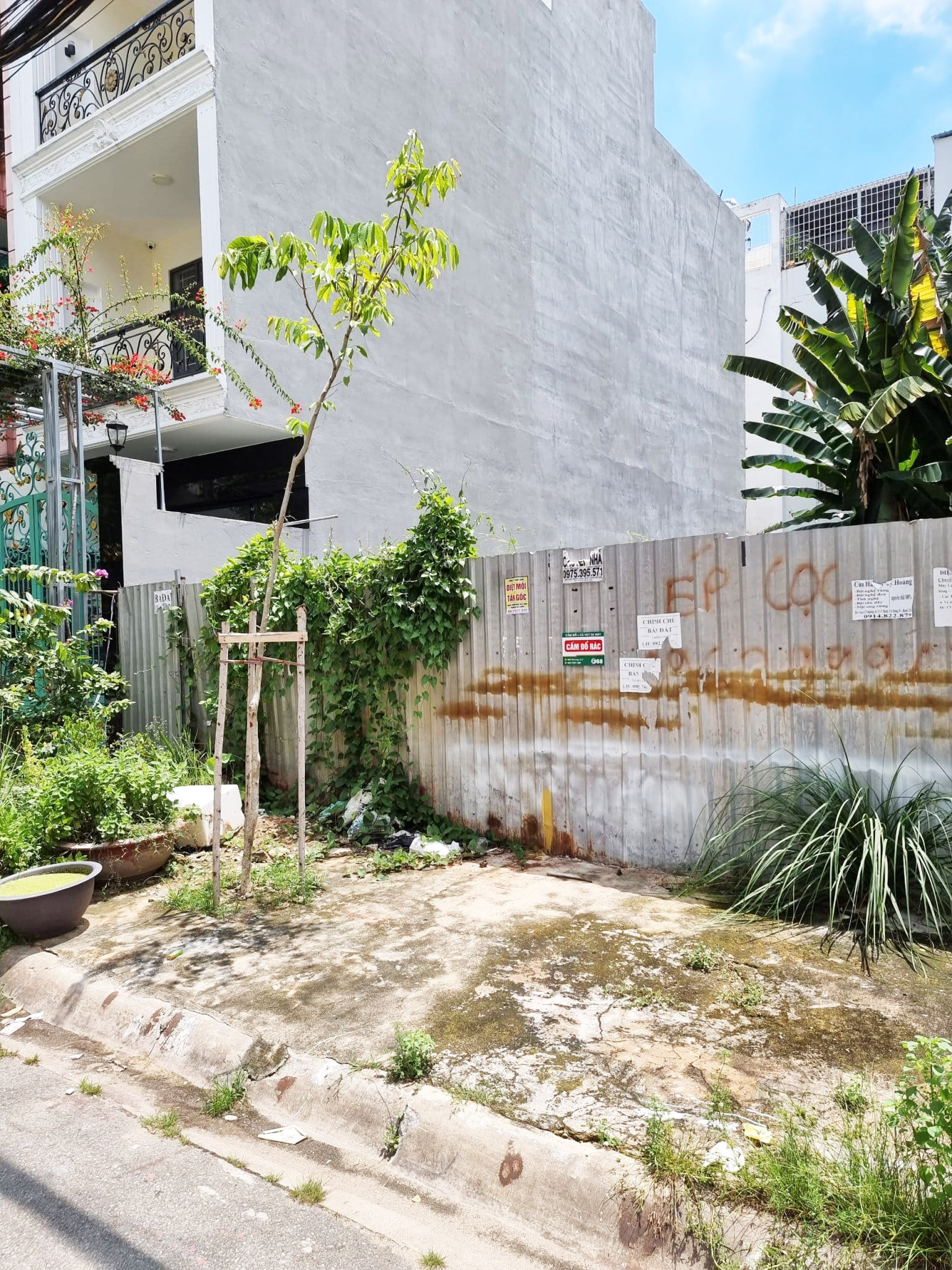 Đất trống mặt tiền khu Tên Lửa 160m2 ngang 8 SHR vuông vức tiện xây mới, nhỉnh 17 tỷ TL ĐẤT TRỐNG MẶT TIỀN KHU TÊN LỬA - NGANG 8M - VỈA HÈ RỘNG THOÁNG - TIỆN XÂY MỚI BIỆT THỰ, KHÁCH SẠN, CHDV - CHỈ NHỈNH 17 TỶ TL Mặt tiền Đường số 25A, phường Bình Trị Đông B Mô tả: - Thông số: 160m2 đất, 8m x 20m - Diện tích đất: 8x20m. Khu vực xây được 4 tầng. Phân lô đồng bộ cực xịn. Sát trường học, vị trí thoáng mát, hiếm đất bán - Kế bên đường Tên Lửa, khu vực kinh doanh sầm uất an ninh, nhà cao tầng, biệt thự sang trọng, gần cafe HighLand, The Coffee House, Bùi Văn Ngọ, siêu thị Coop Mart, công viên lớn, nhiều ngân hàng; - Nơi tập trung đầy đủ tiện ích xung quanh siêu thị Nhật Aeon Mall, bệnh viện quốc tế CIH, chợ, khu vui chơi… - Pháp lý: Sổ hồng, công chứng nhanh gọn lẹ + Giá chính chủ 17.1 tỷ, thương lượng với người mua thiện chí Mua bán nhà chính chủ Bình Tân. Liên hệ ngay để được hỗ trợ tư vấn, xem nhà 24/24 miễn phí. Cam kết đàm phán giao dịch chính chủ, hỗ trợ giá tốt nhất (Miễn trung gian) @STBT-195 - NHADATST - NHÀ THẬT GIÁ THẬT - TÌM VỚI ST, MUA NHÀ THẬT DỄ