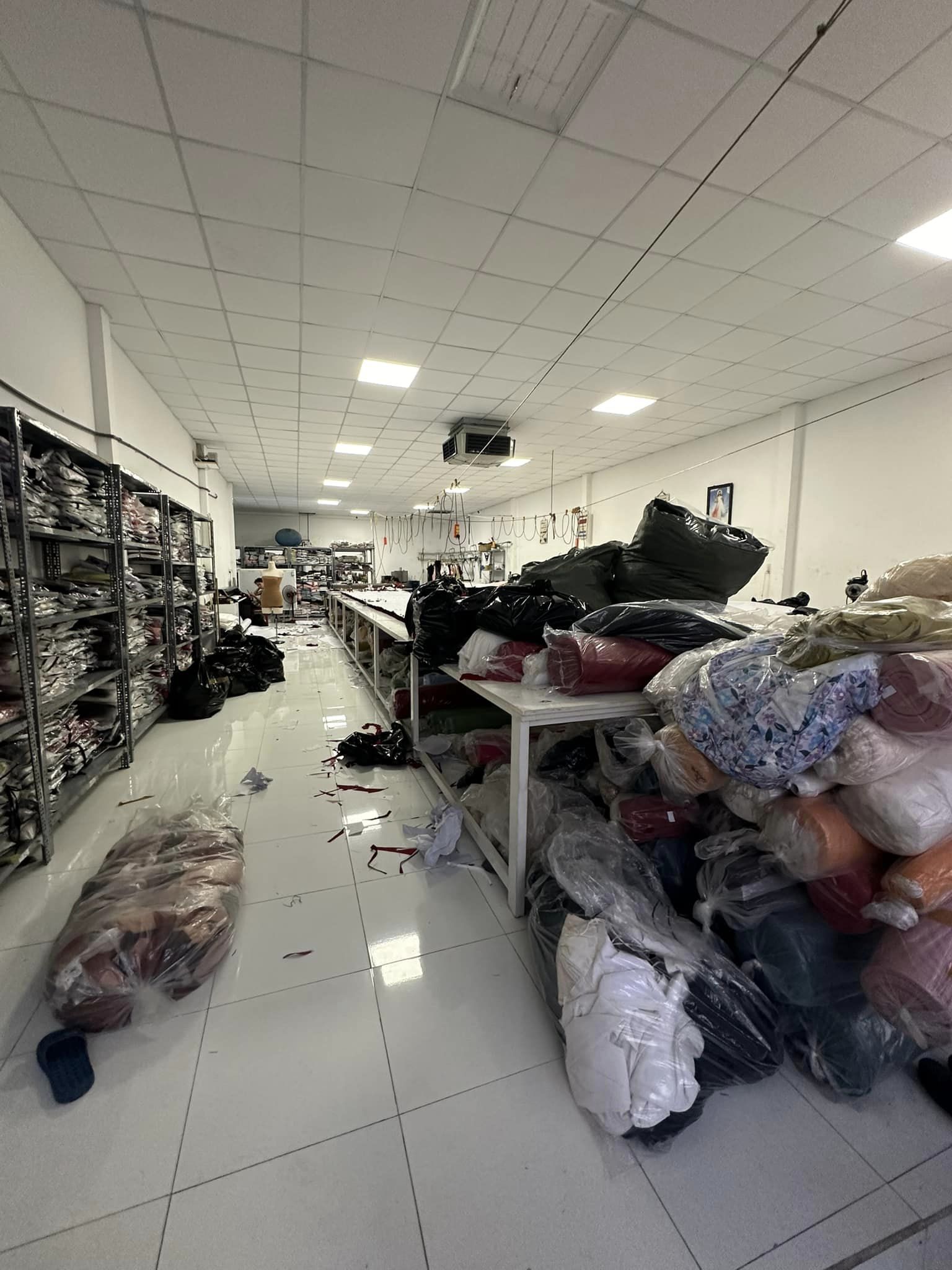 MT ngang khủng 12m HXH Bình Tân, tiện làm kho xưởng VP, biệt thự, CHDV, chỉ nhỉnh 11 tỷ TL HXH GẦN BỆNH VIỆN BÌNH TÂN- 230M2 FULL THỔ CƯ NGANG 12M- 5P QUA TÂN PHÚ- Q6 - TIỆN LÀM BIỆT THỰ- CĂN HỘ DỊCH VỤ VĂN, PHÒNG KHO XƯỞNG - CHỈ 11.5 TỶ TL Bán nhà HXH Hương Lộ 2. P Bình Trị Đông A, Q Bình Tân + Thông số: 230m2, nhà C4, 12m x 19m. + Khu vực an ninh, gần bênh Viện , chợ, xung quanh trường học các cấp ( Phù hợp làm biệt thự, Căn Hộ Dịch Vụ, Khách sạn, CTY, kho xưởng kết hợp văn phòng v.v … + Kết cấu: C4 ( 1 bên làm xưởng vải, 1 bên làm phòng studio, 1 làm việc nghỉ ngơi. ) + Sổ Hồng chính chủ, Hoàn công, công chứng trong ngày. + Giá chính chủ 11.5 tỷ, thương lượng với người mua thiện chí Mua bán nhà chính chủ Bình Tân. Liên hệ ngay để được hỗ trợ tư vấn, xem nhà 24/24 miễn phí. Cam kết đàm phán giao dịch chính chủ, hỗ trợ giá tốt nhất (Miễn trung gian) @STBT-193 - NHADATST - NHÀ THẬT GIÁ THẬT - TÌM VỚI ST, MUA NHÀ THẬT DỄ