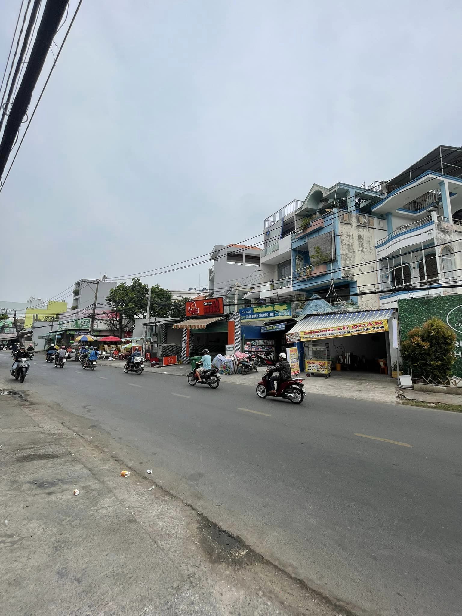 Tòa nhà MTKD Phan An 330m2 6.6x51 7 tầng bề thế tiện VP Showroom, Bệnh viện, giá 35 tỷ TL 7 TẦNG MẶT TIỀN BÌNH TÂN - TOÀ NHÀ VĂN PHÒNG - BTCT - NGANG GẦN 7M BỀ THẾ NHẤT KHU VỰC Mặt tiền đường Phan Anh, Bình Trị Đông Bình Tân Mô tả: - Thông số: 330m2, 7 tầng, 6.6m x 52m - Kết cấu: hầm - trệt - lửng - 4 Tầng - Sân thượng. Mỗi tầng đều có Wc - Có làm sẵn ô thang máy, xây BTCT chắc chắn, có sân sau để xe rộng thoáng - Mặt tiền đường 15m, khu vực sầm uất, kinh doanh tấp nập, - Giáp quận 6, Tân Phú, Ngã tư 4 xã, Đầm sen, - Khu vực đang rất nhộn nhịp với các dự án được phát triển: chung cư Nova, Lotus green, đường Tô Hiệu mở rộng, … - Ngân hàng định giá cho vay 36 tỷ - Bàn giao hiện trạng, chủ thiện chí bán + Sổ hông riêng. Pháp lý chuẩn, Công chứng ngay. + Giá chính chủ 35 tỷ, thương lượng với người mua thiện chí Mua bán nhà chính chủ Bình Tân. Liên hệ ngay để được hỗ trợ tư vấn, xem nhà 24/24 miễn phí. Cam kết đàm phán giao dịch chính chủ, hỗ trợ giá tốt nhất (Miễn trung gian) @STBT-192 - NHADATST - NHÀ THẬT GIÁ THẬT - TÌM VỚI ST, MUA NHÀ THẬT DỄ