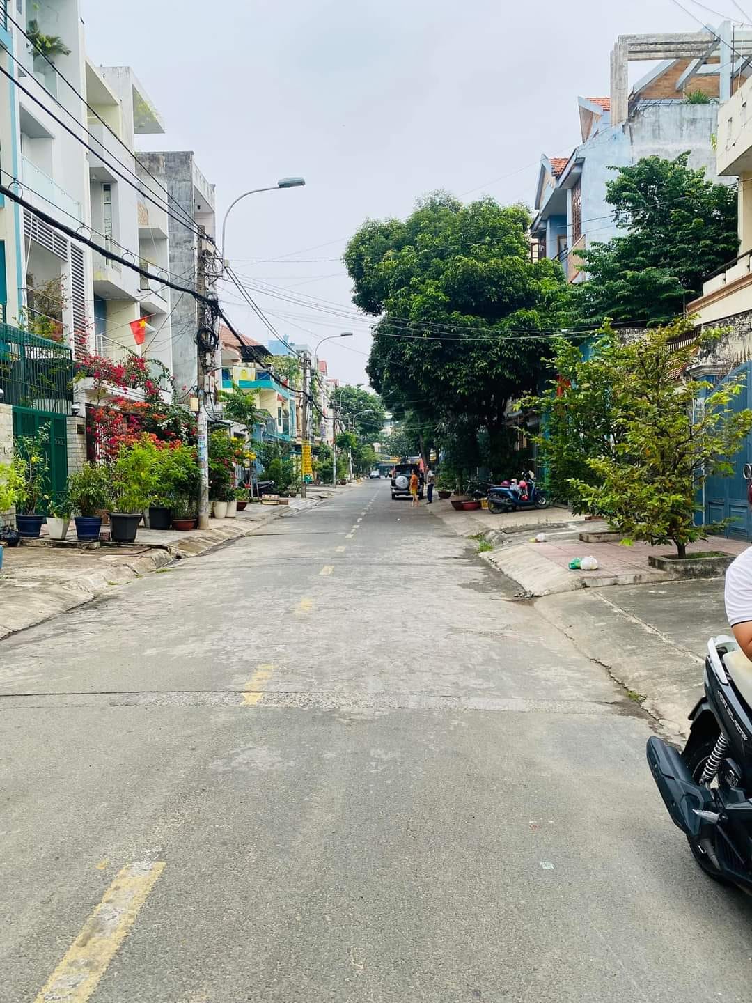 Đất trống mặt tiền khu Tên Lửa 160m2 ngang 8 SHR vuông vức tiện xây mới, nhỉnh 17 tỷ TL ĐẤT TRỐNG MẶT TIỀN KHU TÊN LỬA - NGANG 8M - VỈA HÈ RỘNG THOÁNG - TIỆN XÂY MỚI BIỆT THỰ, KHÁCH SẠN, CHDV - CHỈ NHỈNH 17 TỶ TL Mặt tiền Đường số 25A, phường Bình Trị Đông B Mô tả: - Thông số: 160m2 đất, 8m x 20m - Diện tích đất: 8x20m. Khu vực xây được 4 tầng. Phân lô đồng bộ cực xịn. Sát trường học, vị trí thoáng mát, hiếm đất bán - Kế bên đường Tên Lửa, khu vực kinh doanh sầm uất an ninh, nhà cao tầng, biệt thự sang trọng, gần cafe HighLand, The Coffee House, Bùi Văn Ngọ, siêu thị Coop Mart, công viên lớn, nhiều ngân hàng; - Nơi tập trung đầy đủ tiện ích xung quanh siêu thị Nhật Aeon Mall, bệnh viện quốc tế CIH, chợ, khu vui chơi… - Pháp lý: Sổ hồng, công chứng nhanh gọn lẹ + Giá chính chủ 17.1 tỷ, thương lượng với người mua thiện chí Mua bán nhà chính chủ Bình Tân. Liên hệ ngay để được hỗ trợ tư vấn, xem nhà 24/24 miễn phí. Cam kết đàm phán giao dịch chính chủ, hỗ trợ giá tốt nhất (Miễn trung gian) @STBT-195 - NHADATST - NHÀ THẬT GIÁ THẬT - TÌM VỚI ST, MUA NHÀ THẬT DỄ