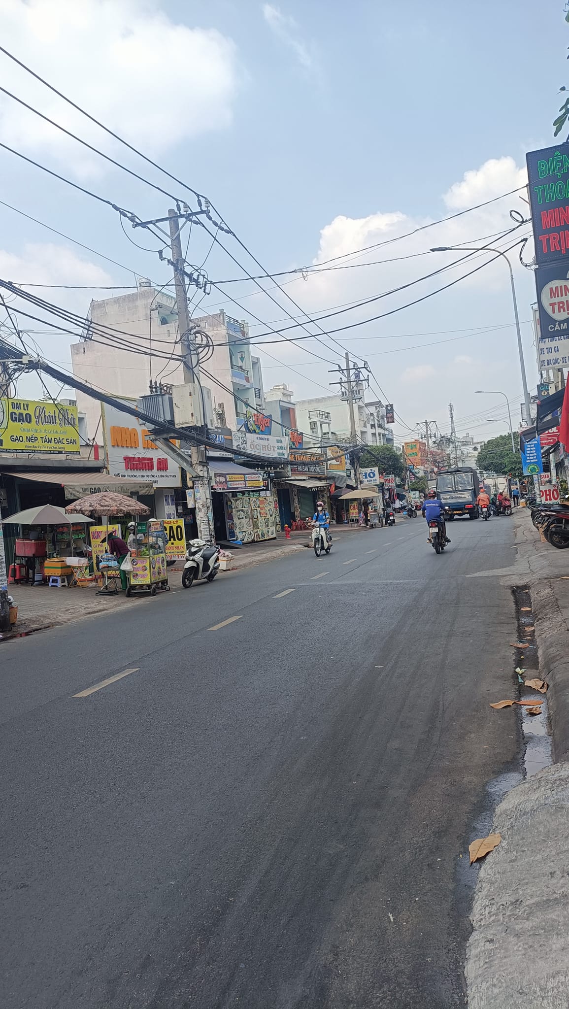 MTKD khu Tên Lửa Bình Tân 125m2 5x25, CHDV 5 tầng thang máy, có 50tr/th, nhỉnh 12 tỷ TL CĂN HỘ DỊCH VỤ KHU VIP TÊN LỬA - 5 TẦNG 5M x 25M 11 PHÒNG FULL - CÓ THANG MÁY LỀ ĐƯỜNG 2M ĐANG CHO THUÊ 50T/THÁNG - NHỈNH 12 TỶ. Bán nhà MTKD ĐƯỜNG SỐ 29, Bình Trị Đông B, Bình Tân Mô tả: - Thông số: 125m2, 5 tầng, 5m x 25m - Kết cấu: 5 tầng , phòng khách, bếp, 11 phòng ngủ WC khép kín, đang cho thuê 50tr/tháng. - Đặc biệt nhà có thang máy xịn sò, hệ thống nước năng lượng Mặt Trời - Vị trí : kế đường Tên Lửa, ngay quán ốc Bảy Xe Tư Hằng khu sầm uất nhất. Kế copmat. AEON Bình Tân,... - Sổ hồng riêng, sẵn sàng công chứng. + Giá chính chủ 12.6 tỷ, rẻ nhất thị trường, thương lượng với người mua thiện chí Mua bán nhà chính chủ Bình Tân. Liên hệ ngay để được hỗ trợ tư vấn, xem nhà 24/24 miễn phí. Cam kết đàm phán giao dịch chính chủ, hỗ trợ giá tốt nhất (Miễn trung gian) @STBT-190 - NHADATST - NHÀ THẬT GIÁ THẬT - TÌM VỚI ST, MUA NHÀ THẬT DỄ