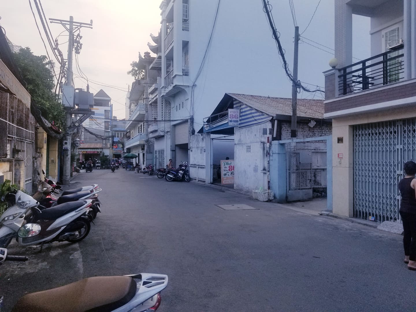 Nhà Bùi Tư Toàn Bình Tân 80m2 hẻm 7m, SHR vuông vức, cũ tiện xây mới, giá nhỉnh 5 tỷ TL NHÀ HAI MẶT HẺM XE TẢI 7M BÌNH TÂN - KO QUY HOẠCH - VUÔNG VỨC TIỆN XÂY MỚI Bán nhà đường Bùi Tư Toàn, Phường Bình An Lạc, Bình Tân Mô tả: + Thông số: 80m2, 2 tầng, 4m x 20m + Kết cấu: 1 trệt, nhà cũ tiện xây mới + Nhà 2 mặt tiền, HXT 7m. + Sổ đẹp vuông vức. Hoàn công đầy đủ. Công chứng ngay. + Giá chính chủ 5.1 tỷ, thương lượng với người mua thiện chí Mua bán nhà chính chủ Bình Tân. Liên hệ ngay để được hỗ trợ tư vấn, xem nhà 24/24 miễn phí. Cam kết đàm phán giao dịch chính chủ, hỗ trợ giá tốt nhất (Miễn trung gian) @STBT-191 - NHADATST - NHÀ THẬT GIÁ THẬT - TÌM VỚI ST, MUA NHÀ THẬT DỄ