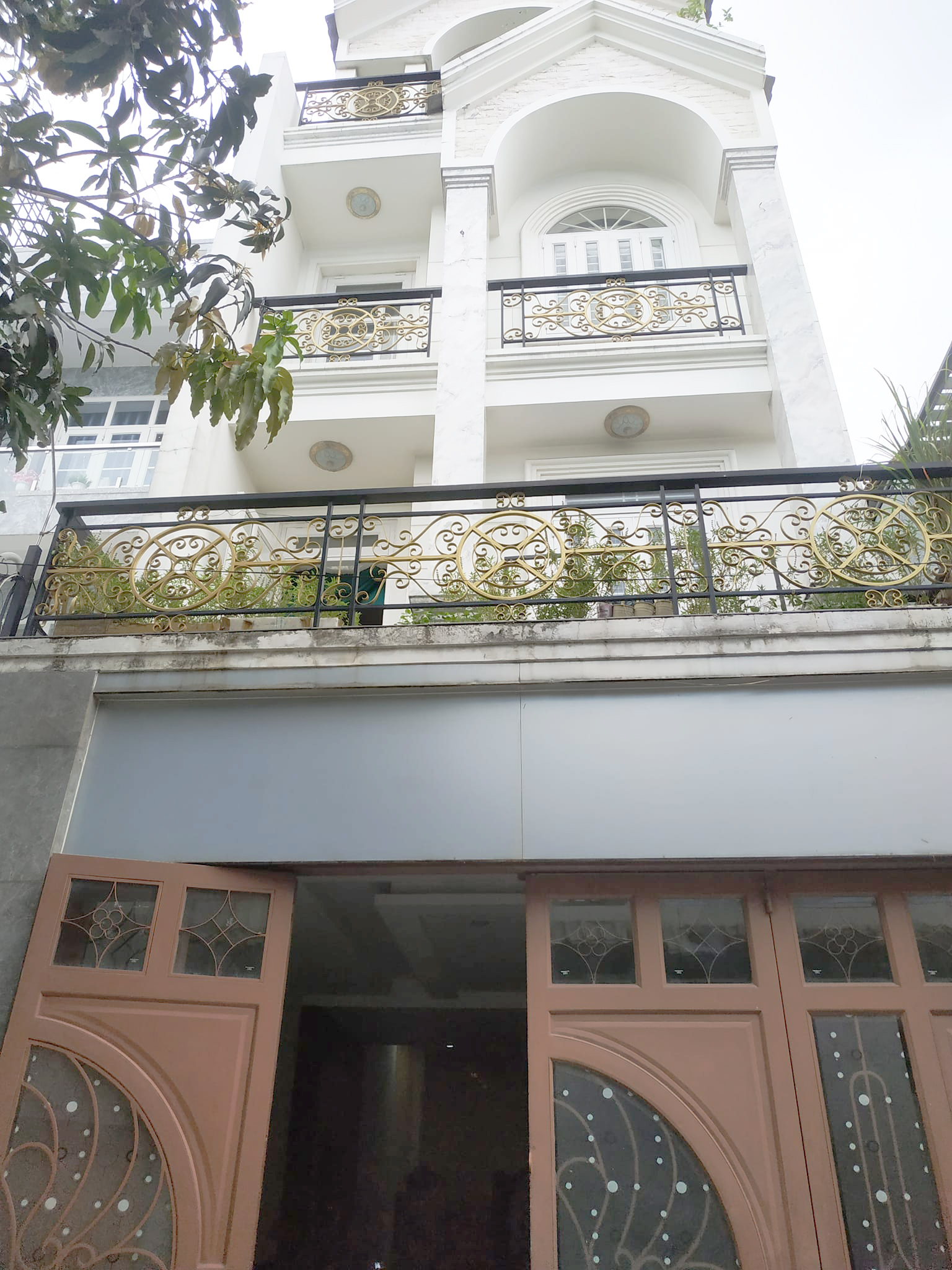 Biệt thự 2 mặt tiền An Lạc Bình Tân 96m2 6x16 4 tầng cực đẹp gần CV, giá chỉ 10 tỷ TL gấp BIỆT THỰ MẶT TIỀN ĐƯỜNG SỐ 2 KDC HƯƠNG LỘ 5 - NGANG 6M BỀ THẾ - CHỈ 10 TỶ. Biệt thự Đường số 2, phường An Lạc Quận Bình Tân Mô tả: + Thông số: 96m2, 4 tầng, 6m x 16m + Vị trí: Đường số 2 KDC Hương lộ 5 gần ngã tư Hồ Học Lãm - Võ Văn Kiệt. Gần sát nhà có công viên, trường học, chợ, siêu thị... đầy đủ. + Nhà mới xây BTCT kiên cố 1 trệt 1 lửng 2 lầu với 5PN 5wc, nội thất cao cấp, dọn vào ở ngay. + Nhà 2 mặt tiền trước sau, cực thoáng mặt nào xe hơi cũng chạy được. + Mặt tiền đường 12m, vỉa hè xe hơi đậu đỗ, quay đầu thoải mái. Khu dân cư quy hoạch bài bản, an ninh, yên tĩnh thích hợp an cư. + Sổ ngang 6m, vuông vức, đẹp, không lộ giới, công nhận đủ. + Nhà đang vừa ở vừa làm VPCty - Sổ hồng chính chủ, Hoàn công đầy đủ, pháp lý chuẩn, mua bán nhanh + Giá chính chủ 10.95 tỷ, thương lượng với người mua thiện chí Mua bán nhà chính chủ Bình Tân. Liên hệ ngay để được hỗ trợ tư vấn, xem nhà 24/24 miễn phí. Cam kết đàm phán giao dịch chính chủ, hỗ trợ giá tốt nhất (Miễn trung gian) @STBT-198 - NHADATST - NHÀ THẬT GIÁ THẬT - TÌM VỚI ST, MUA NHÀ THẬT DỄ