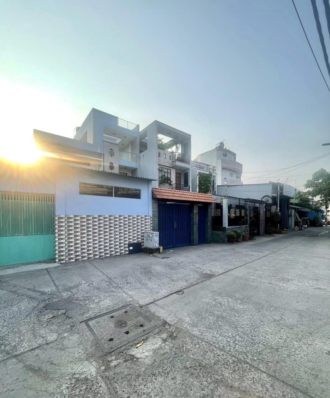 431634288_941704967412935_6013782332262117004_n ĐẤT LỚN NGANG 12M- 2 MẶT HẺM Ô TÔ - RẺ NHẤT BÌNH TÂN - NHỈNH 35TR/M2 Đất hẻm xe hơi đường Chiến Lược, Bình Trị Đông Bình Tân + Thông số: 598m2 đất, 12 X 50 + Khuôn đất vàng cực đẹp, hiện trạng đất trống đang rào chắn cẩn thận, có 550m2 đất ở. + 2 mặt thoáng hẻm ô tô lộ giới 10m (hiện trạng 6m) - 7m (đã mở không lộ giới hông). + Tiện làm nhà xưởng hoặc phân lô (8 lô) + Hàng xóm cao tầng thân thiện, dân trí cao, tiện ích đầy đủ. + Giá chính chủ 21.3 tỷ, thương lượng với người mua thiện chí Mua bán nhà chính chủ Bình Tân. Liên hệ ngay để được hỗ trợ tư vấn, xem nhà 24/24 miễn phí. Cam kết đàm phán giao dịch chính chủ, hỗ trợ giá tốt nhất (Miễn trung gian) @STBT-199 - NHADATST - NHÀ THẬT GIÁ THẬT - TÌM VỚI ST, MUA NHÀ THẬT DỄ