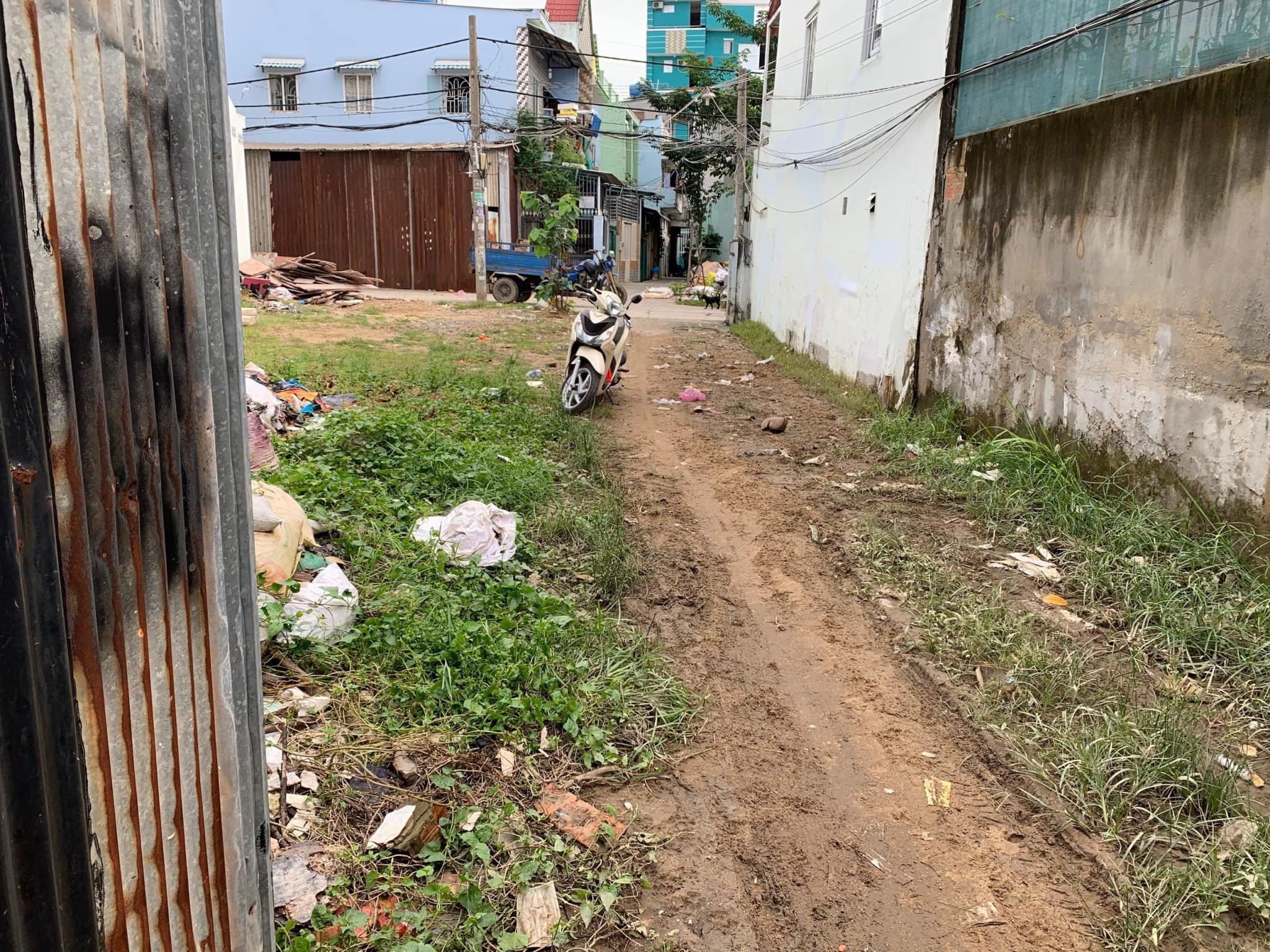 Lô 405m2 HXH ngay Aeon Bình Tân 20x20 SHR thổ cư tiện phân lô CHDV, biệt thự, 15.5 tỷ TL HXH NGAY AEON BÌNH TÂN - THU NHẬP 25TR/THÁNG - HƠN 400M2 TIỆN PHÂN LÔ - BANK CHO VAY 80% HXH đường Khu y Tế Kỹ Thuật Cao, Bình Trị Đông B Bình Tân Mô tả: + Thông số: 405m2 4 tầng, 20m x 20m + Hiện trạng trên đất gồm 1 nhà 4 tầng, 1 nhà cấp 4 và 12m ngang đất đang để trống. Tiện cho khách phân lô, làm xưởng. + Hẻm xe hơi, ngay sau lưng AEON Bình Tân, kế bên cao ốc Huy Hưng. Chủ đang cho thuê nguyên cụm 25tr/tháng. + Pháp lý chuẩn sổ vuông, công chứng trong ngày. + Giá chính chủ 15.5 tỷ, thương lượng với người mua thiện chí Mua bán nhà chính chủ Bình Tân. Liên hệ ngay để được hỗ trợ tư vấn, xem nhà 24/24 miễn phí. Cam kết đàm phán giao dịch chính chủ, hỗ trợ giá tốt nhất (Miễn trung gian) @STBT-203 - NHADATST - NHÀ THẬT GIÁ THẬT - TÌM VỚI ST, MUA NHÀ THẬT DỄ