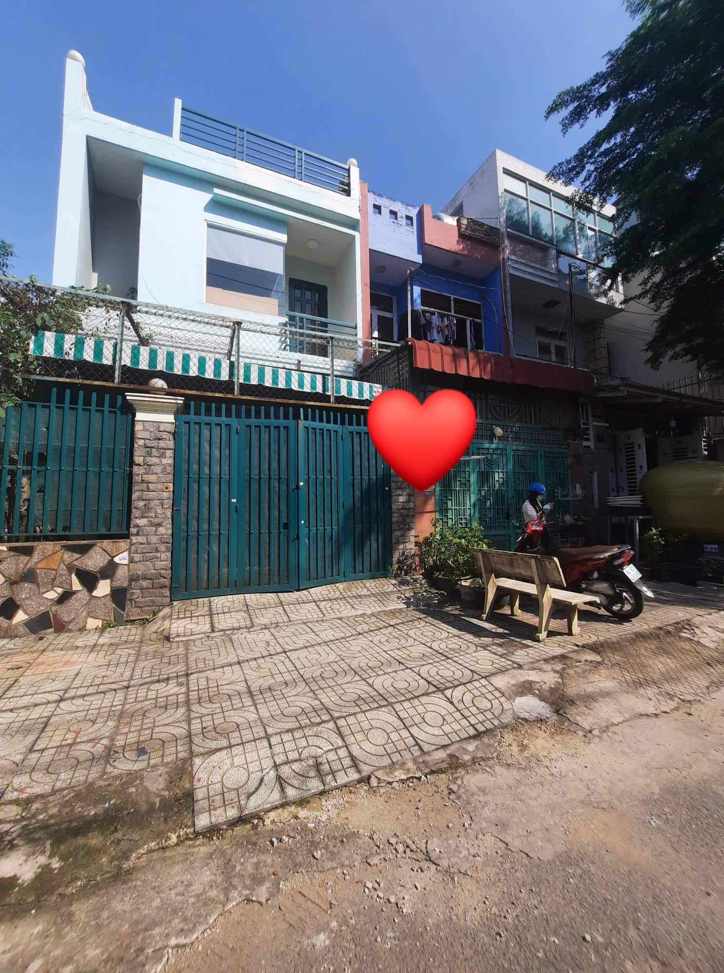 Nhà Mặt tiền An Lạc Bình Tân MẶT TIỀN ĐƯỜNG KINH DƯƠNG VƯƠNG NGAY VÒNG XOAY AN LẠC- 260M2- CHÍNH CHỦ CHƯA QUA ĐẦU TƯ 16 TỶ TL Mặt tiền Kinh Dương Vương, An Lạc Bình Tân Mô tả: - Thông số: 260m2, 2 tầng, 6.5 nở hậu 8.3, dài 36m - Kết cấu : 1 trệt 1 lầu: 3PN 2 wc (có wc dưới trệt), phòng thờ, ban công, sân phơi, - Mặt bằng phía trước đang cho thuê giá 15tr/tháng - có lối đi riêng, + Vị trí : ngay vòng xoay An Lạc, vị trí kinh doanh đỉnh. + Vị trí đắc địa gần Bến xe miền Tây, tuyến đường Kinh Dương Vương VIP huyết mạch nối liền Quận 6 và các tỉnh miền Tây, rất thuận tiện di chuyển đến các Quận trung tâm lân cận., , + Sổ hồng nở hậu, chính chủ lâu đời, pháp lý sạch, công chứng ngay + Giá chính chủ 16 tỷ, thương lượng thiện chí. Mua bán nhà chính chủ Bình Tân. Liên hệ ngay để được hỗ trợ tư vấn, xem nhà 24/24 miễn phí. Cam kết đàm phán giao dịch chính chủ, hỗ trợ giá tốt nhất (Miễn trung gian) Nhà Mặt tiền An Lạc Bình Tân